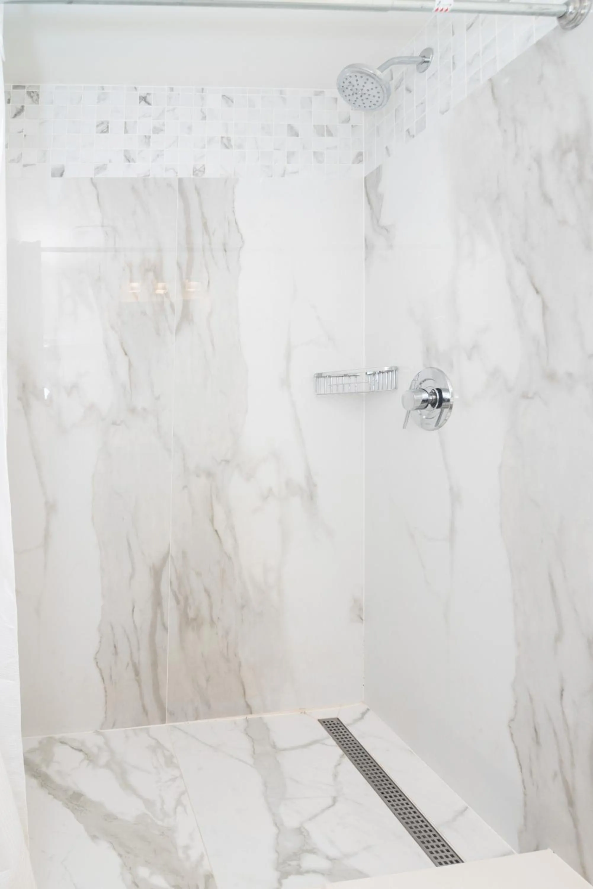 Shower in Diplomat Inn