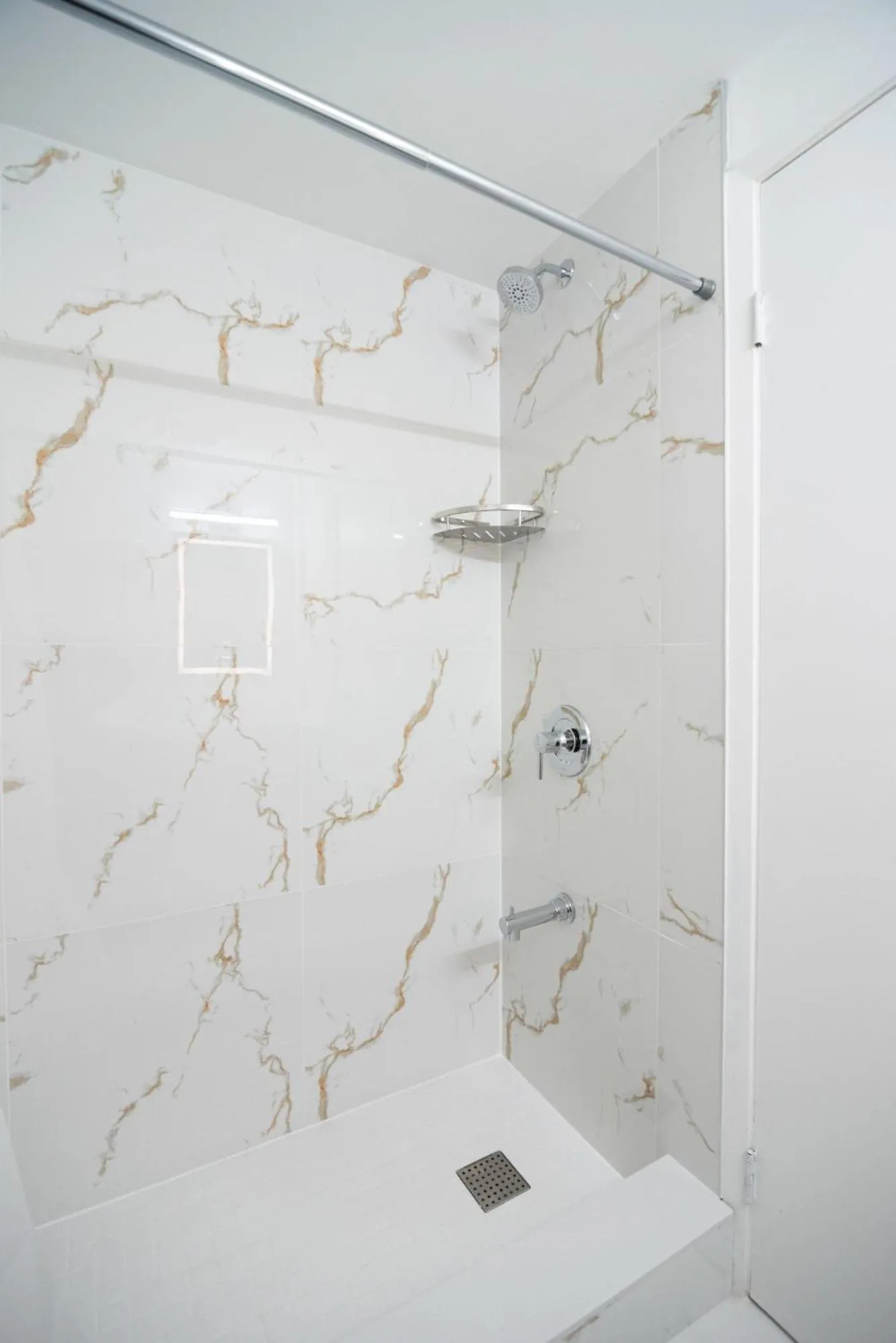 Shower in Diplomat Inn