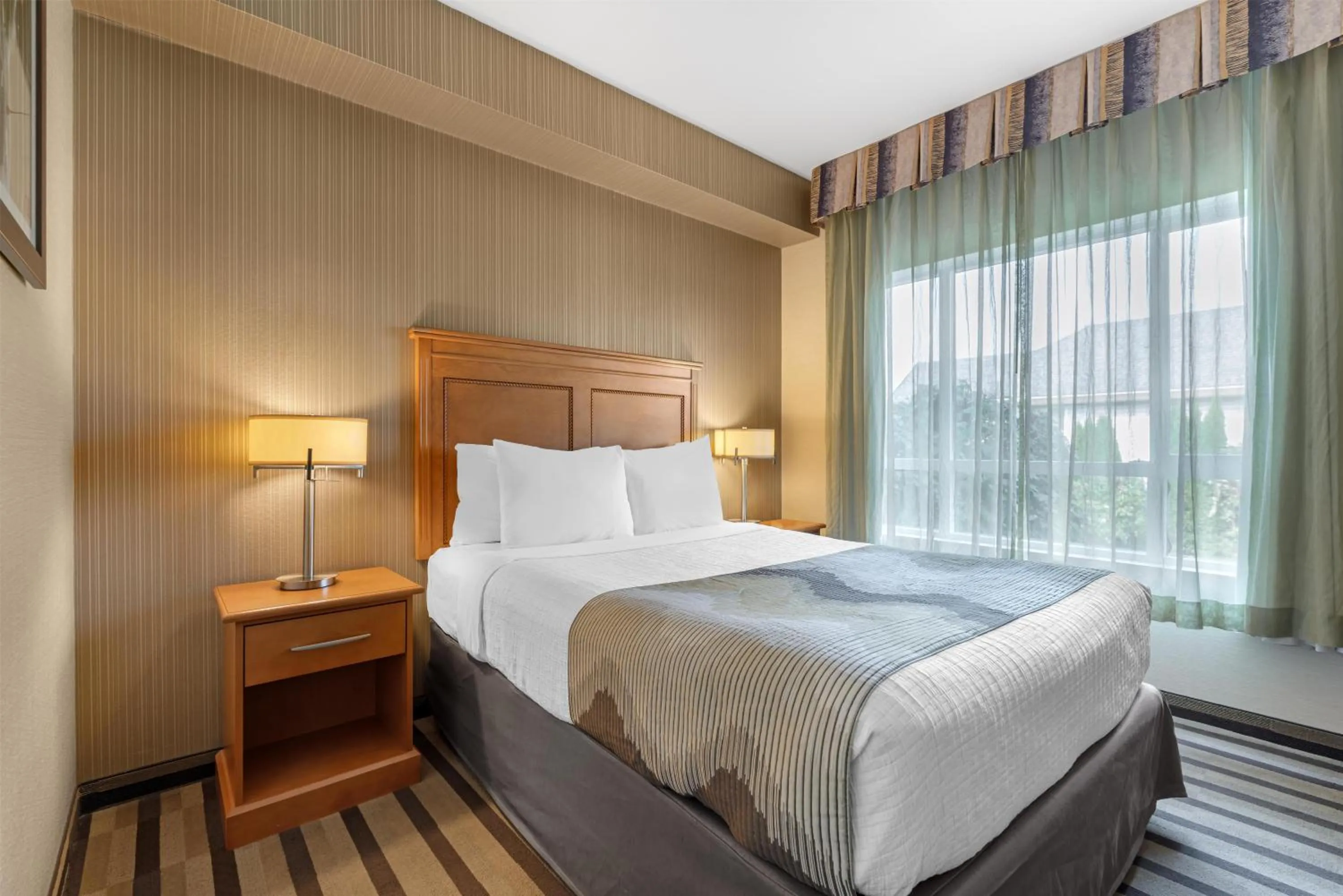 Bedroom, Bed in Best Western King George Inn & Suites