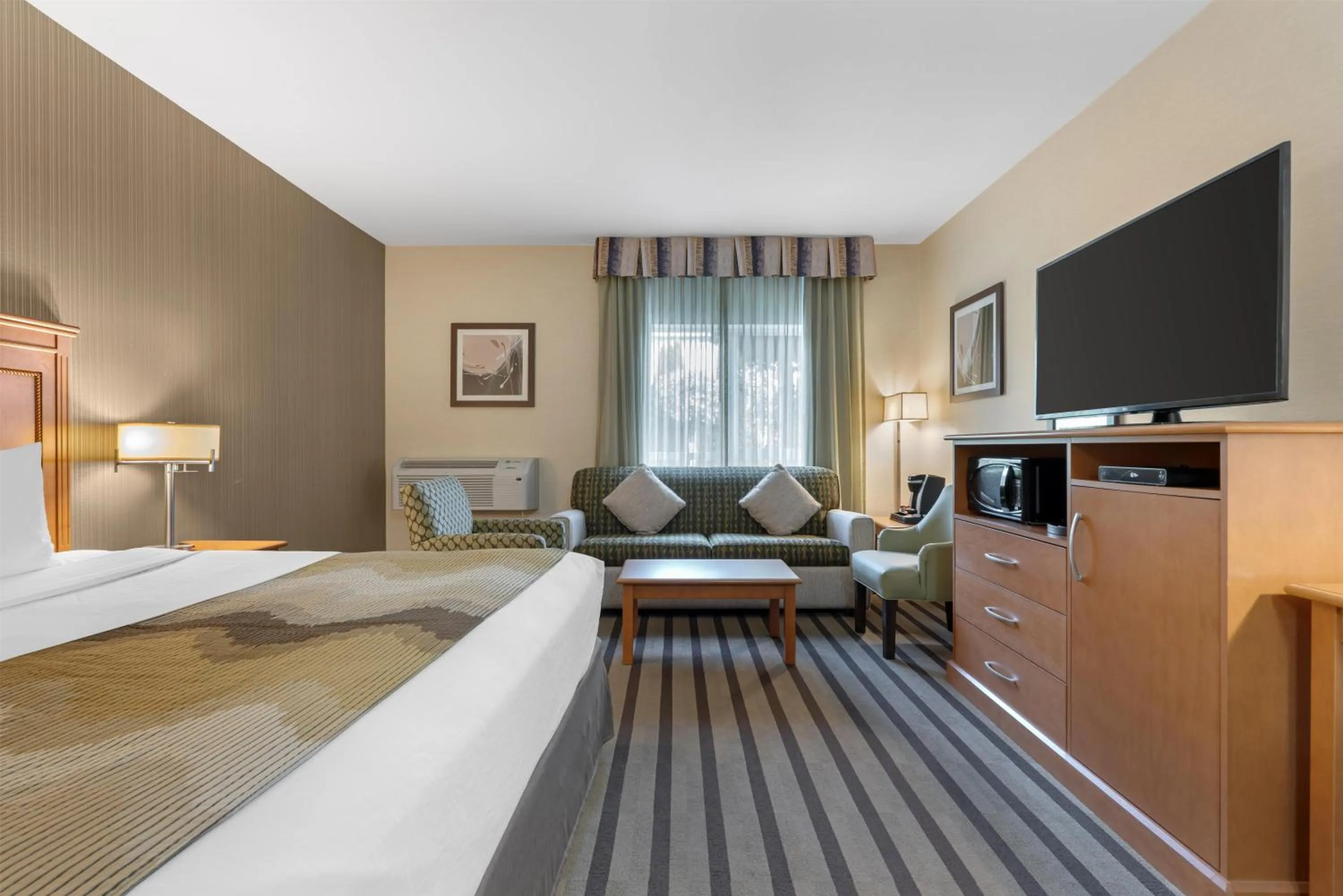 Bedroom, Bed in Best Western King George Inn & Suites