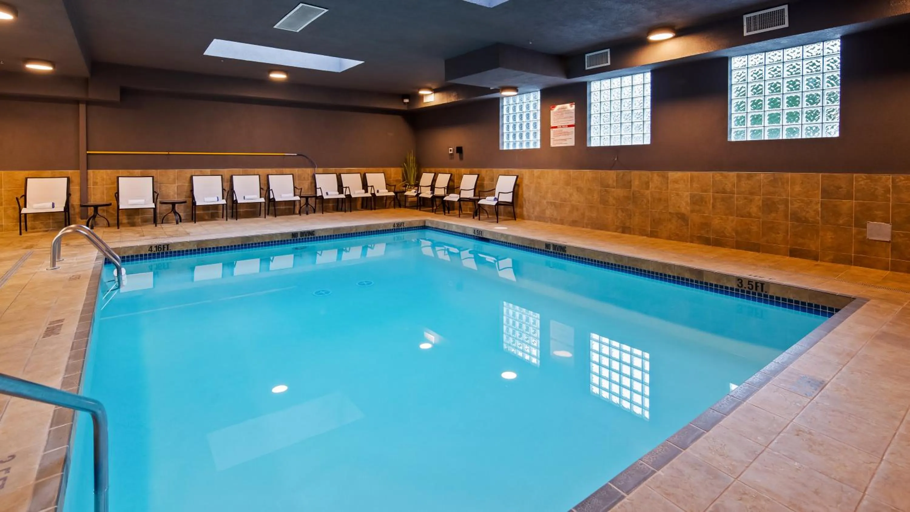 Swimming pool in Best Western King George Inn & Suites