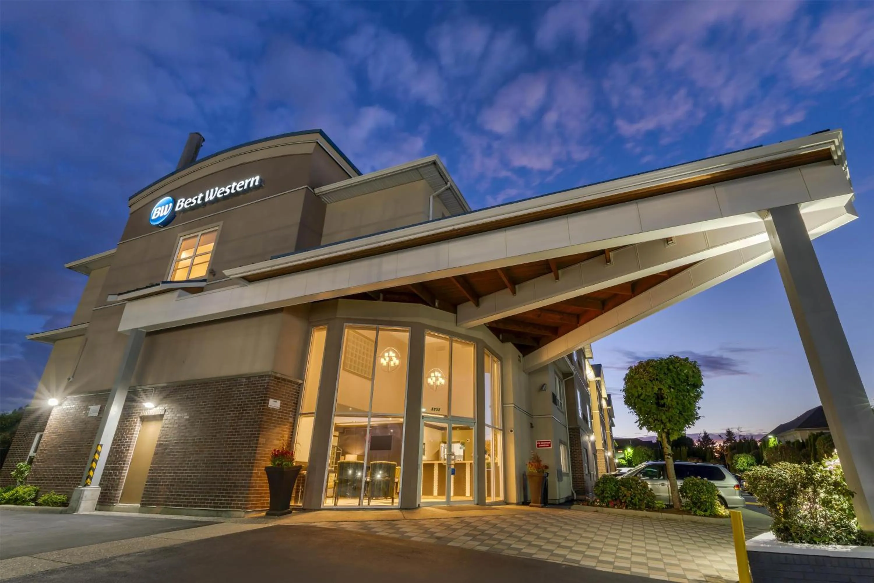 Property building in Best Western King George Inn & Suites