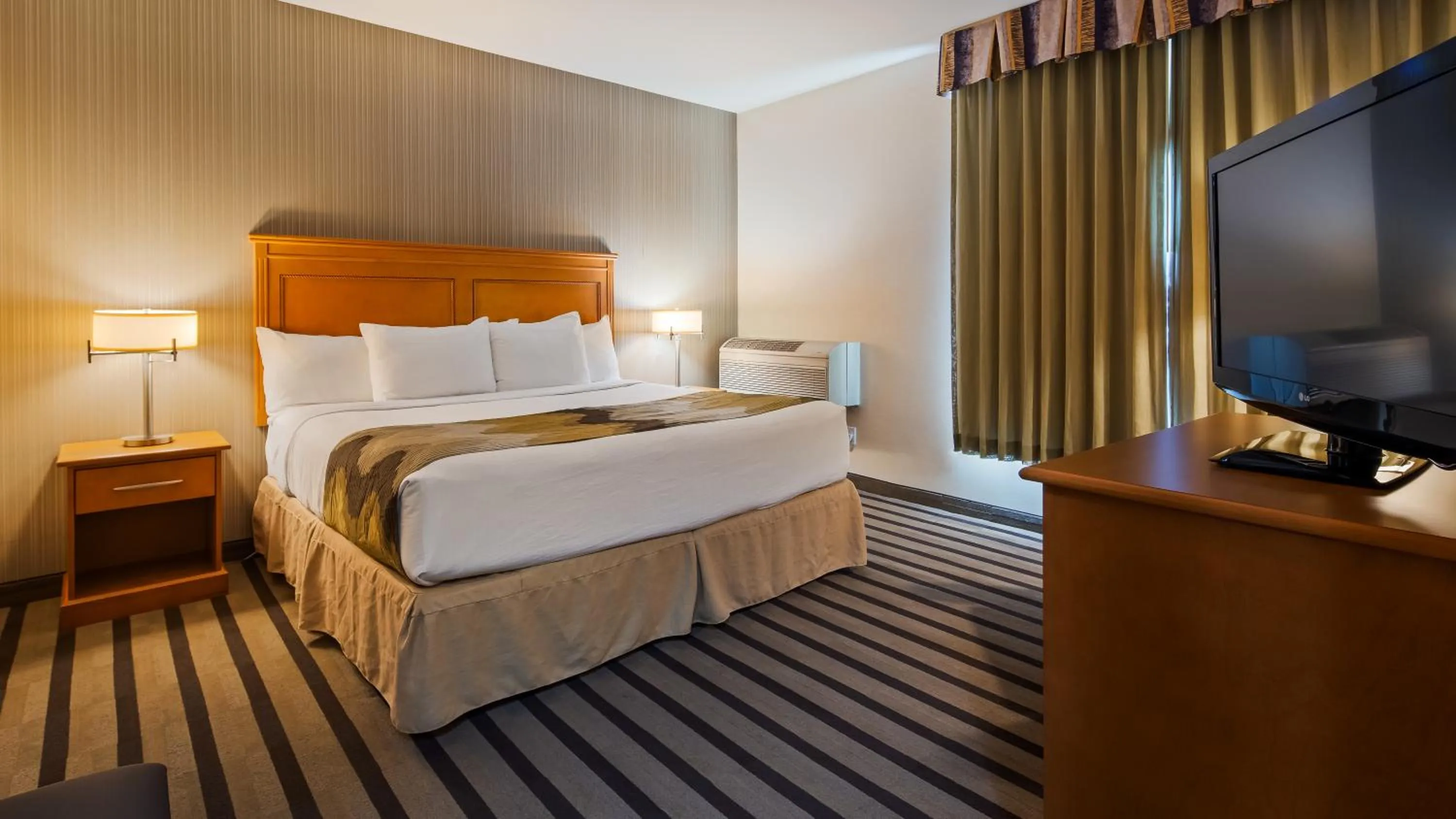 TV and multimedia, Bed in Best Western King George Inn & Suites