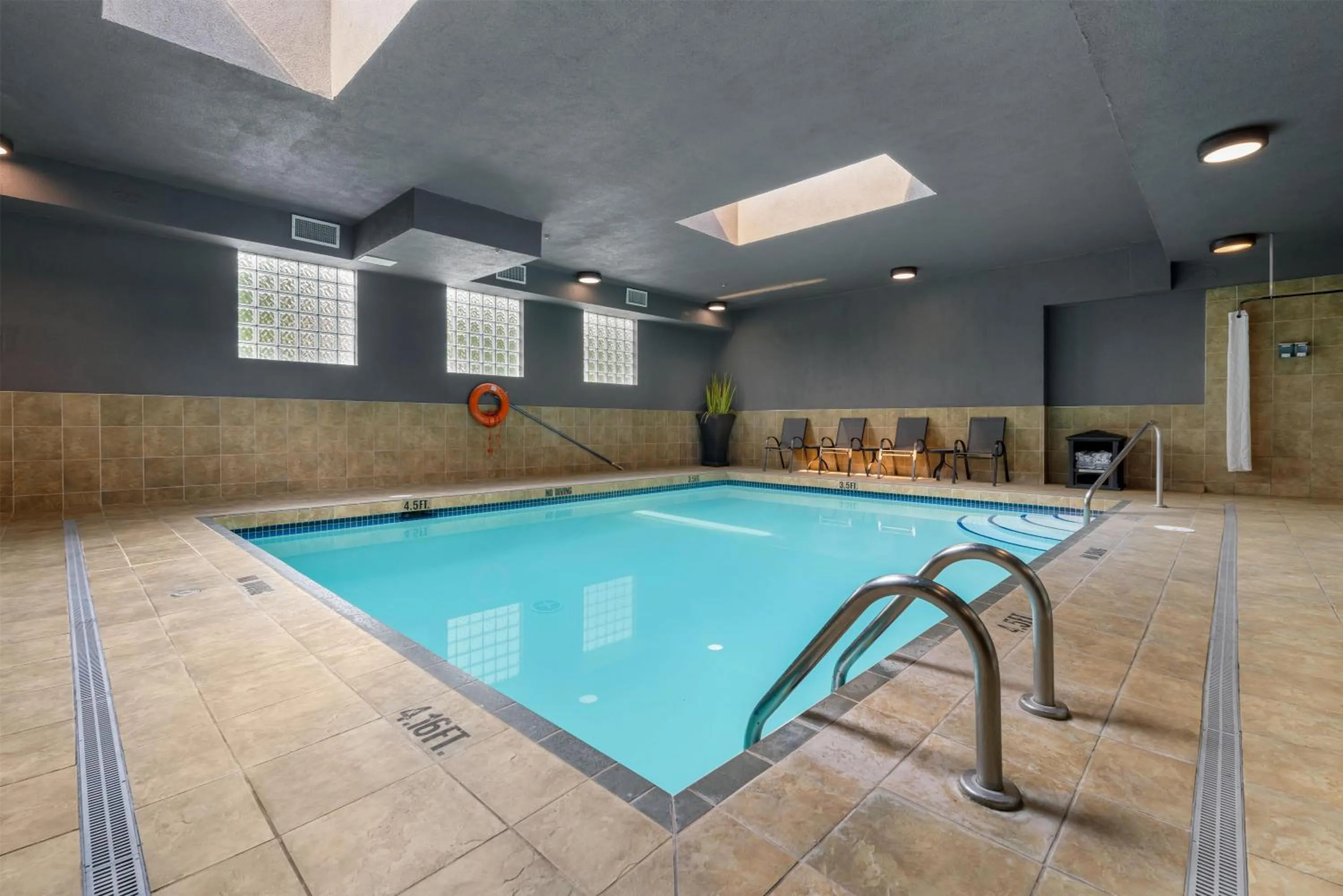 Pool view in Best Western King George Inn & Suites