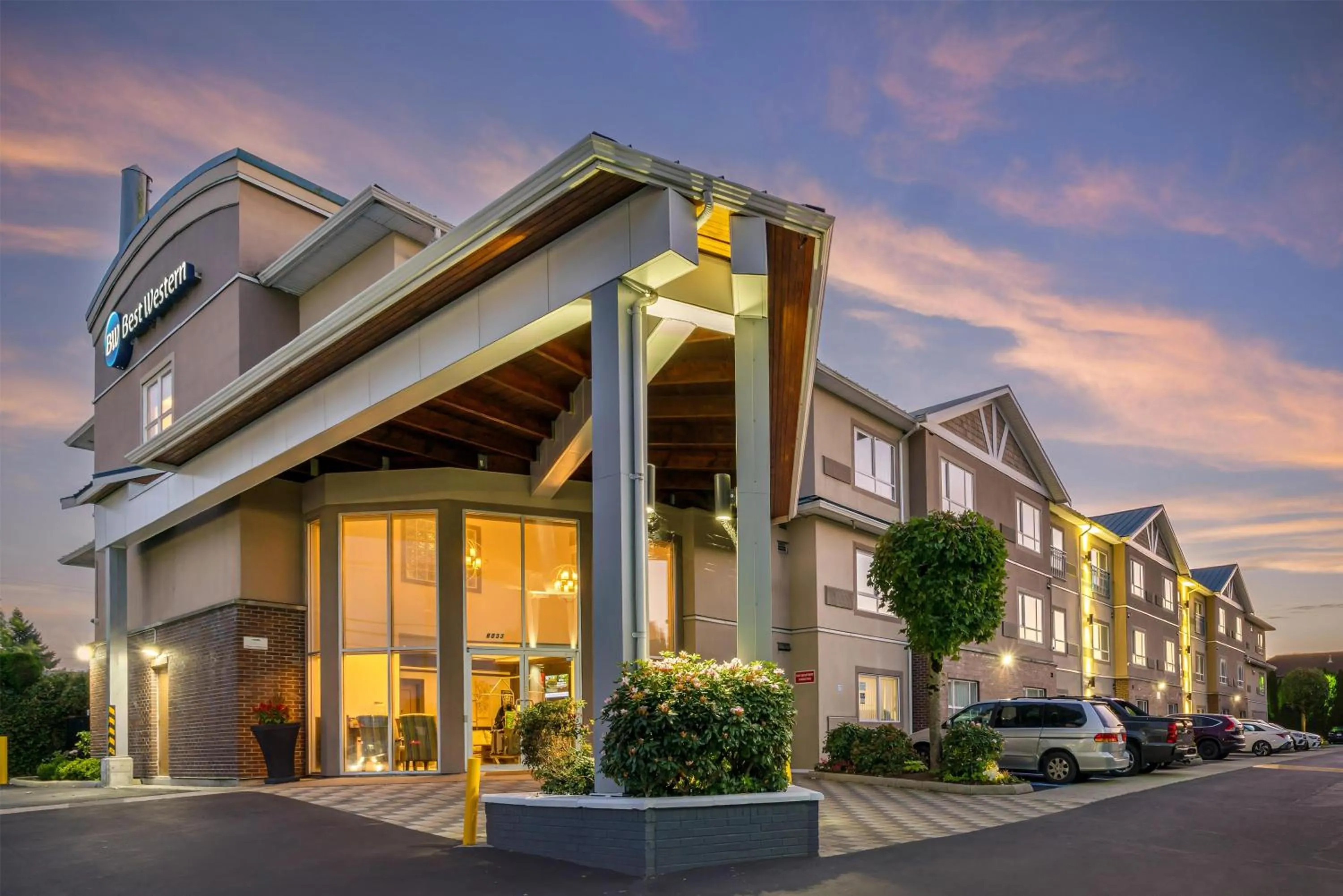 Property building in Best Western King George Inn & Suites