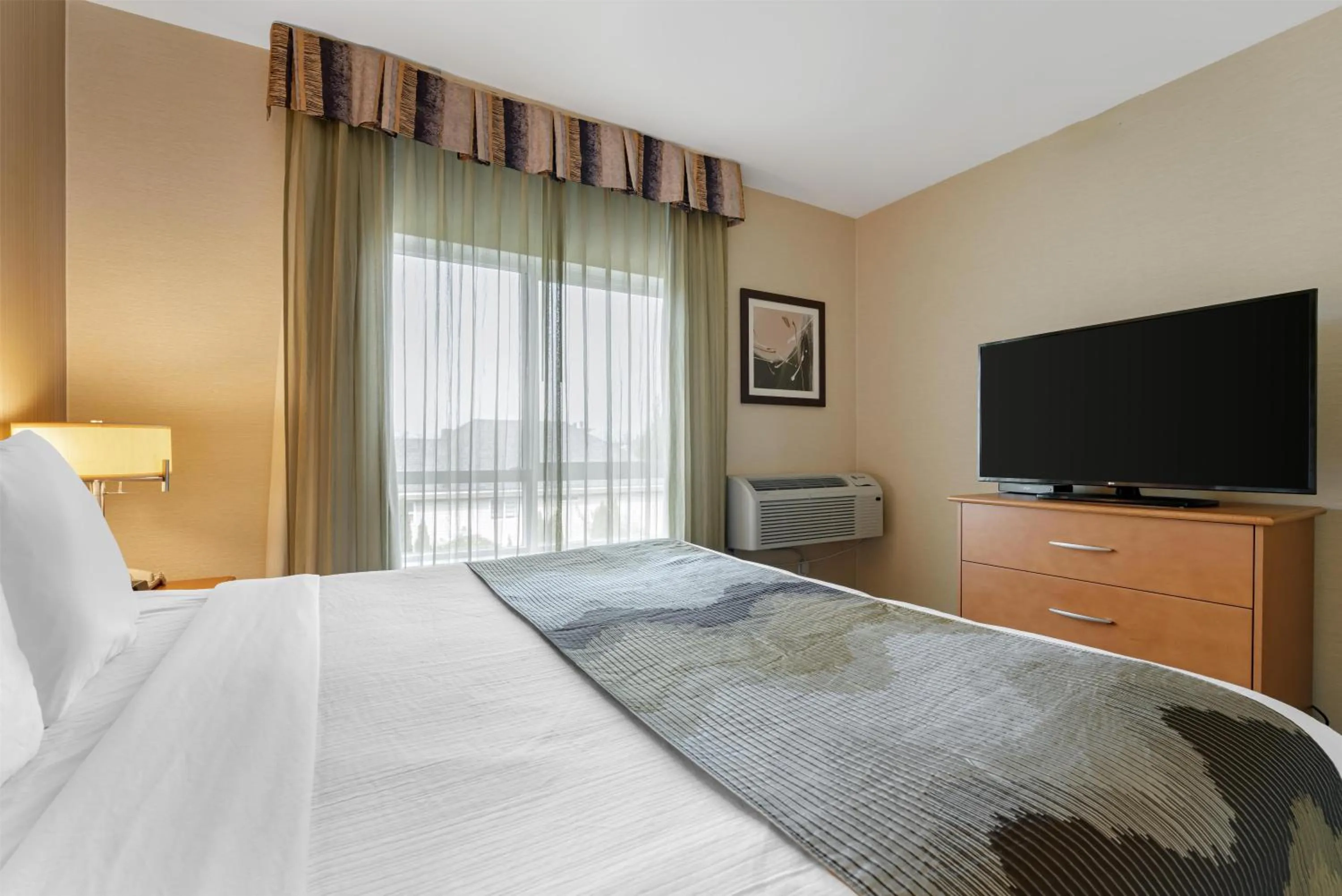 Bedroom, Bed in Best Western King George Inn & Suites