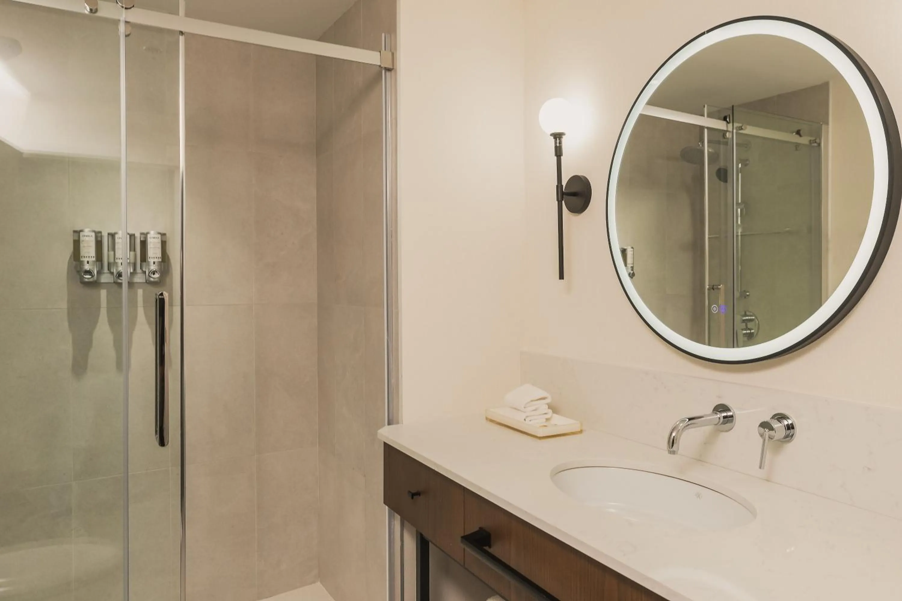 Shower in Hotel Chateau Laurier Québec