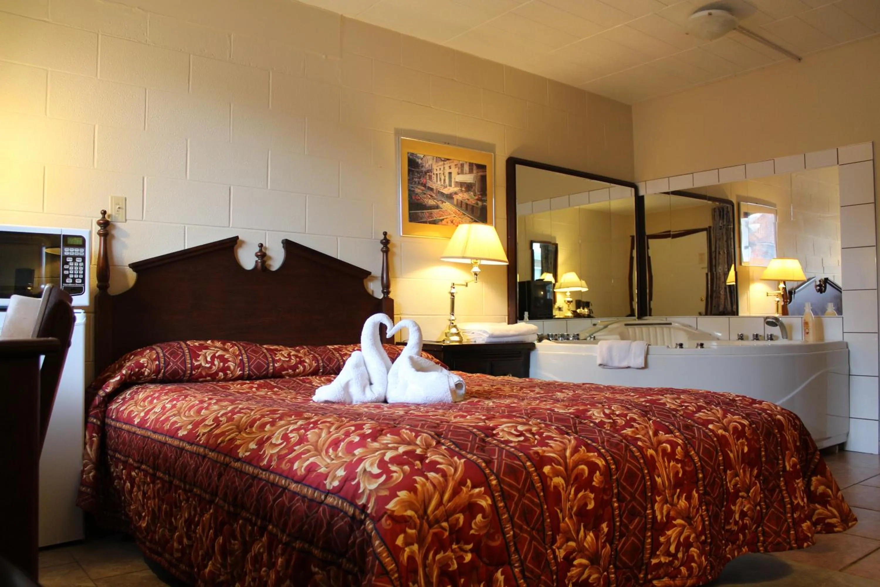 Photo of the whole room, Bed in Ritz Inn Niagara