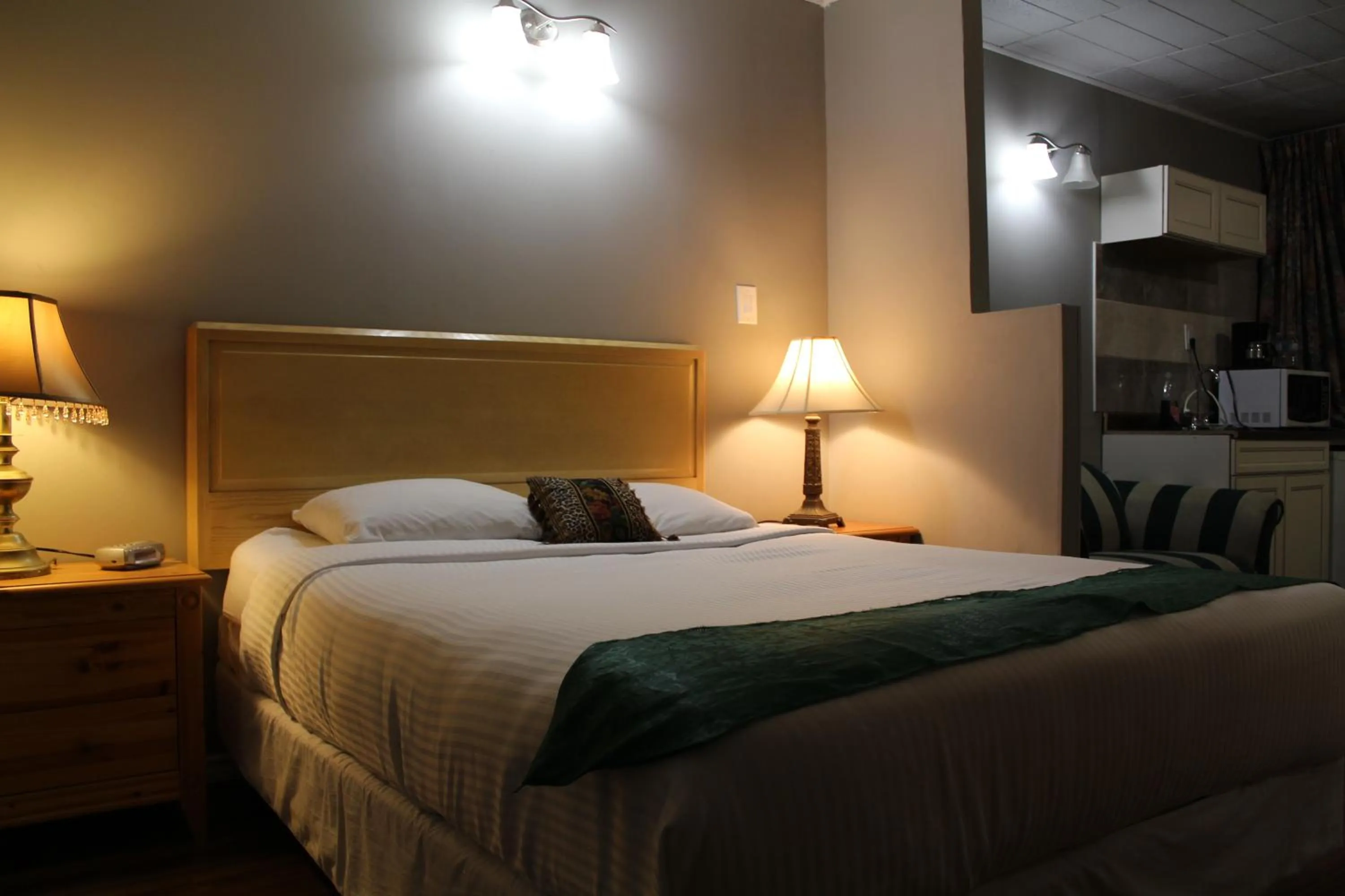 Coffee/tea facilities, Bed in Ritz Inn Niagara