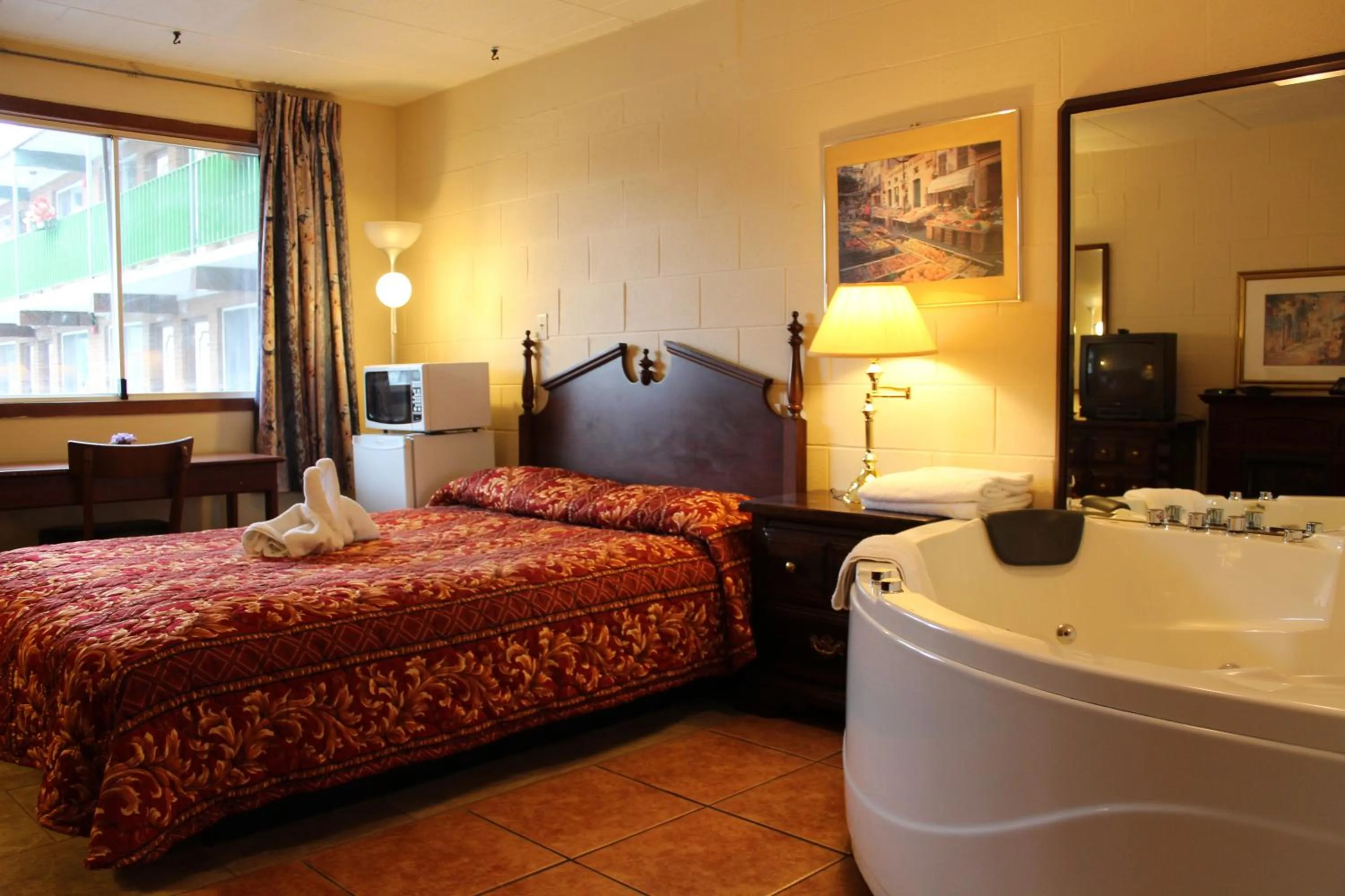 Bed in Ritz Inn Niagara