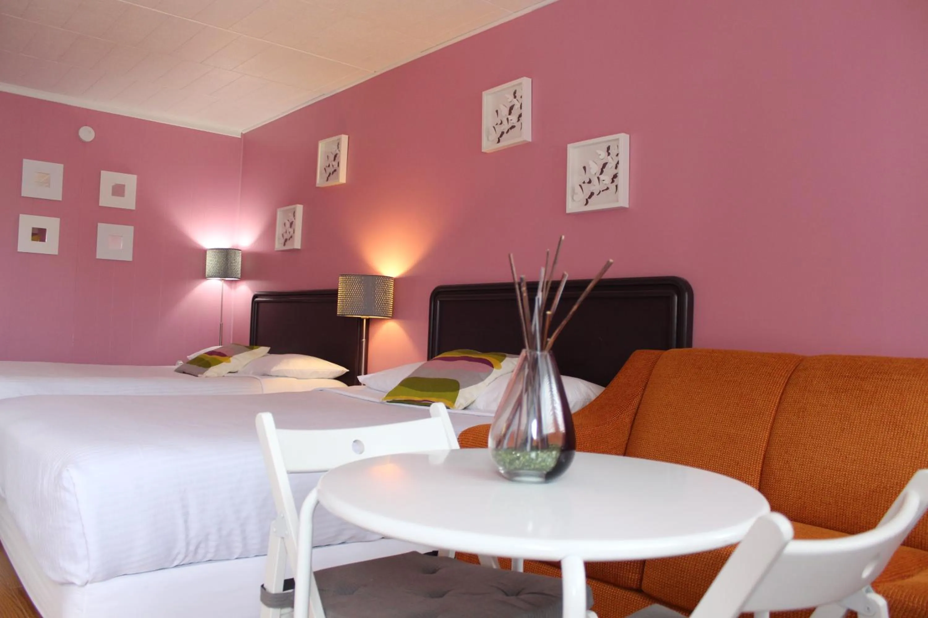 Bed in Ritz Inn Niagara