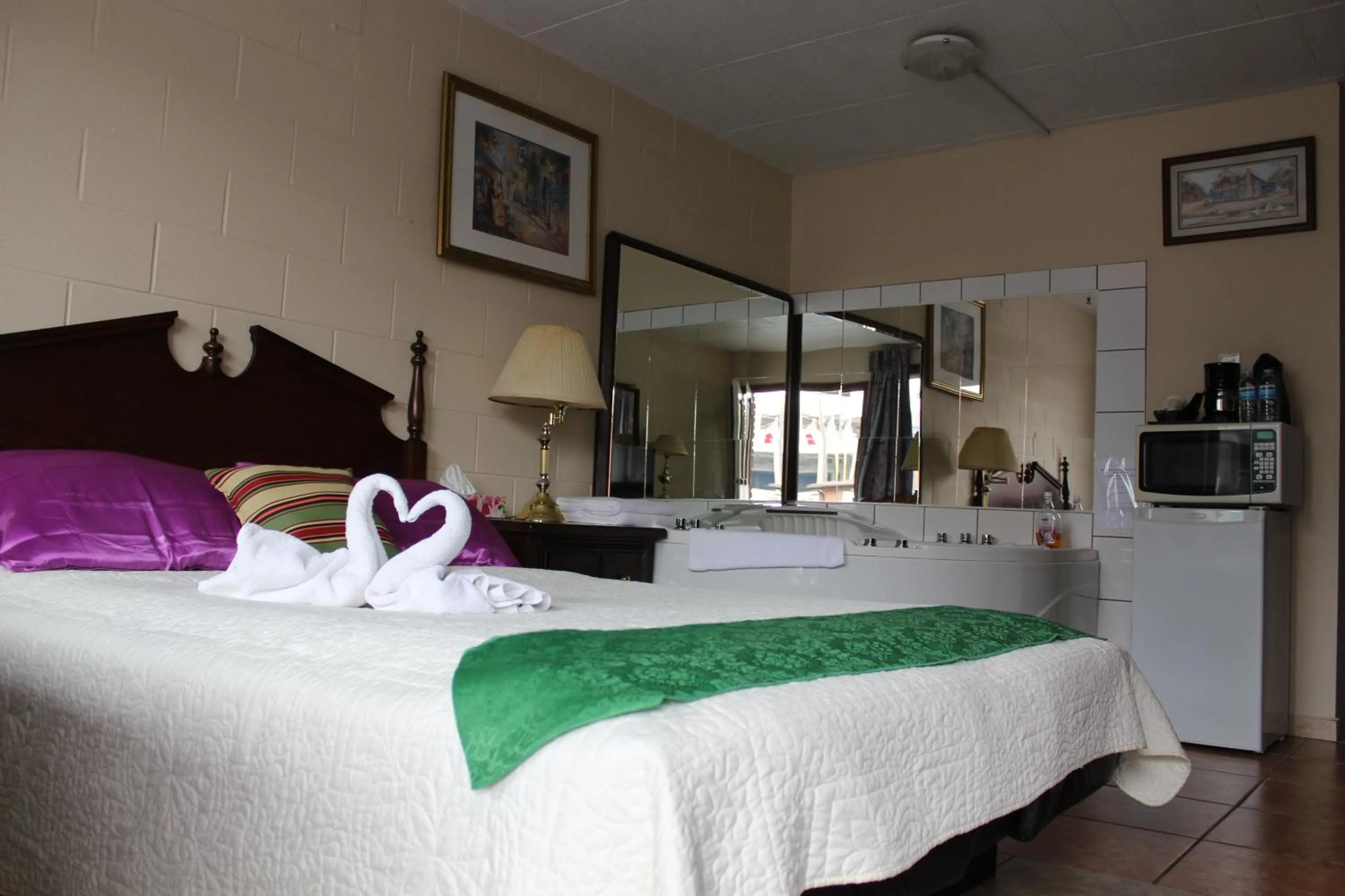 Bed in Ritz Inn Niagara