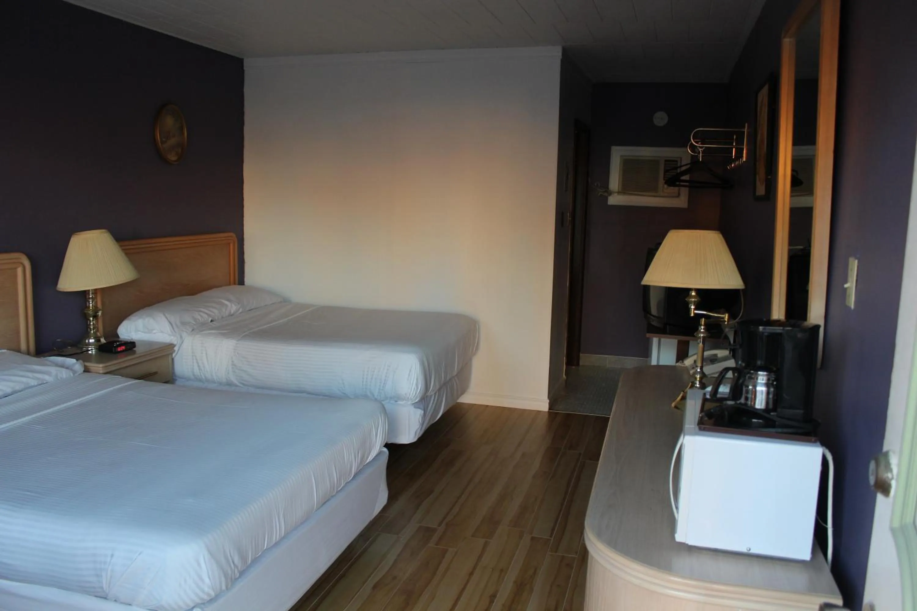 Photo of the whole room, Bed in Ritz Inn Niagara