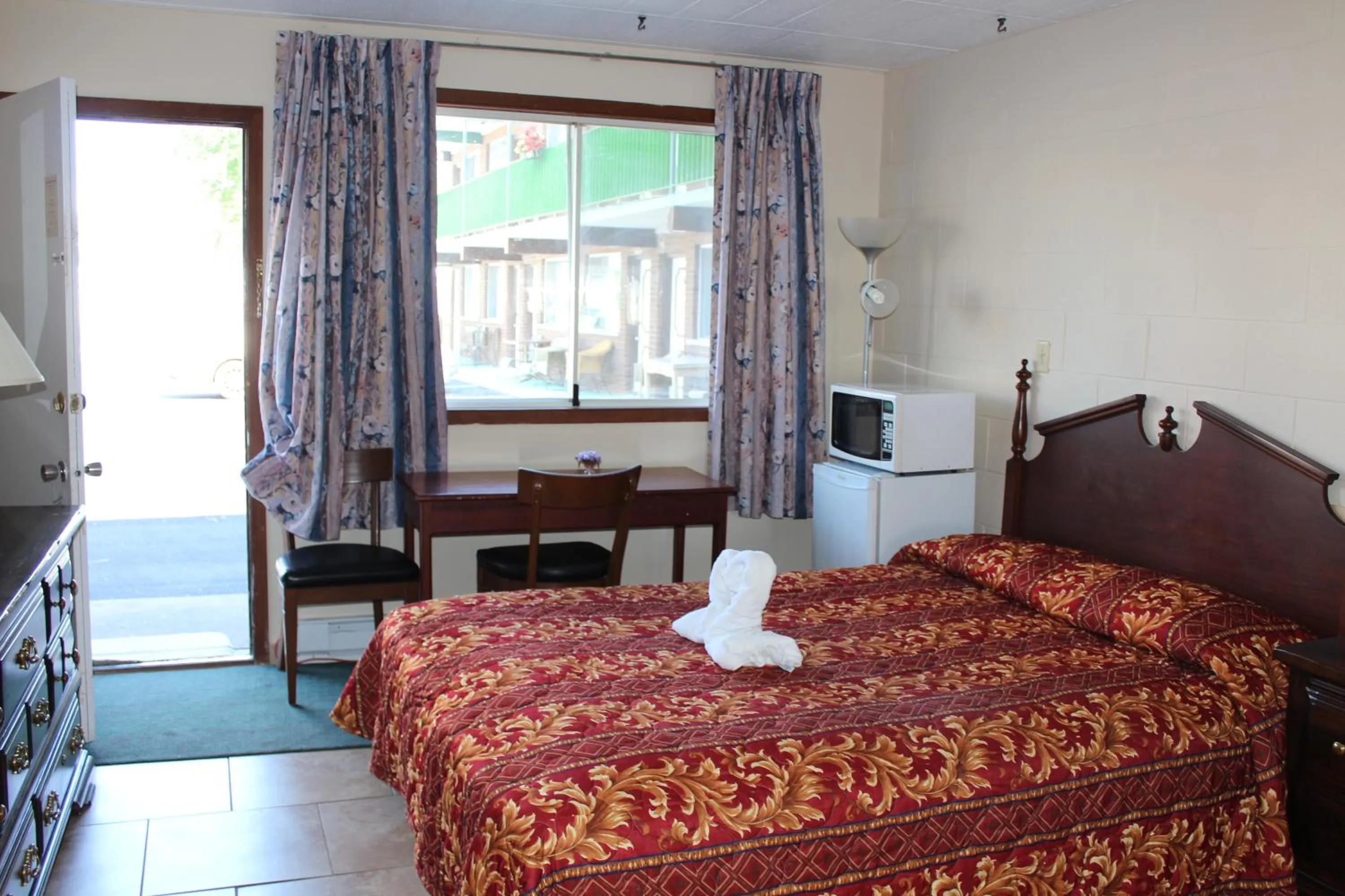 Photo of the whole room, Bed in Ritz Inn Niagara