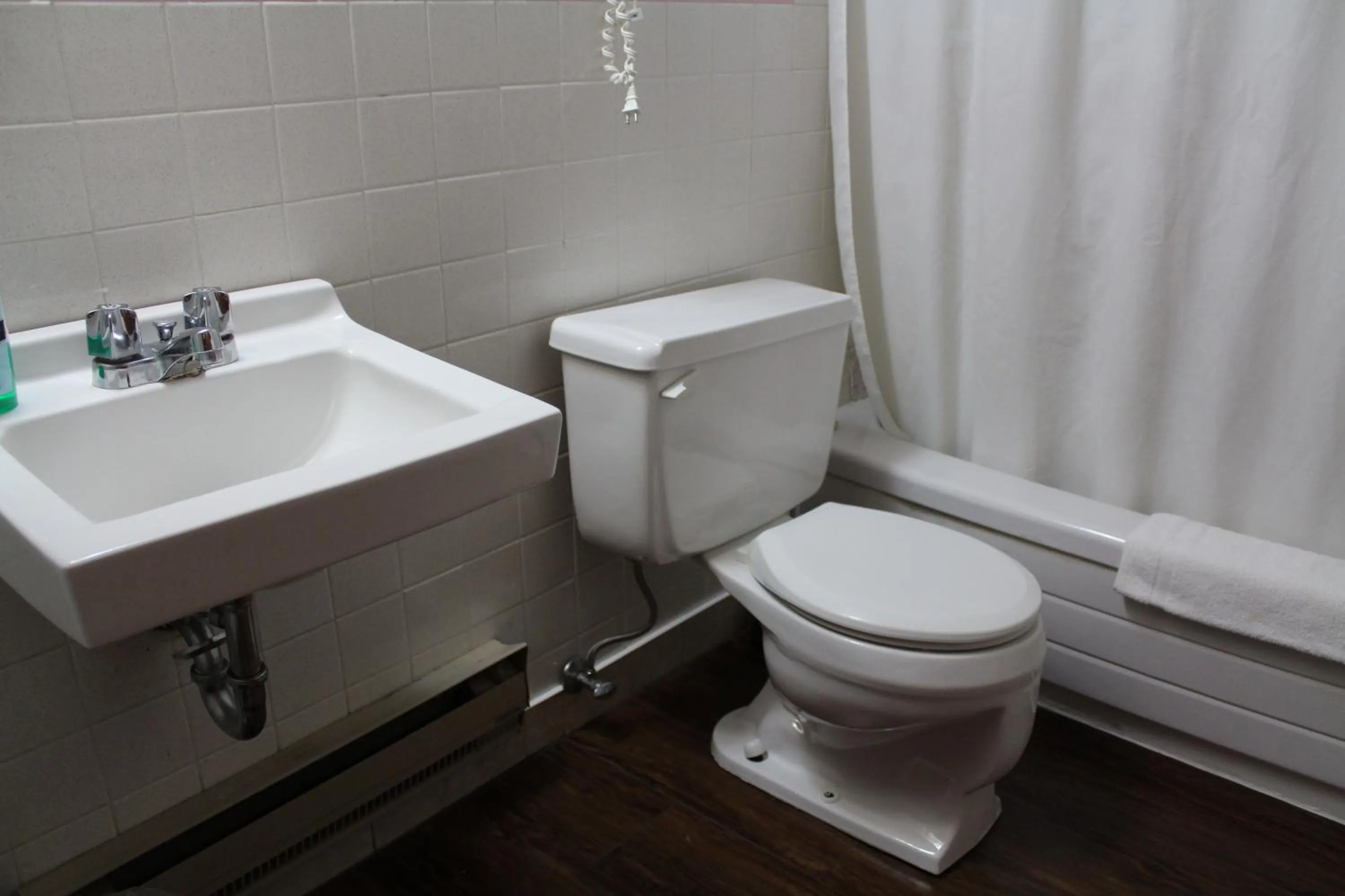 Photo of the whole room in Ritz Inn Niagara