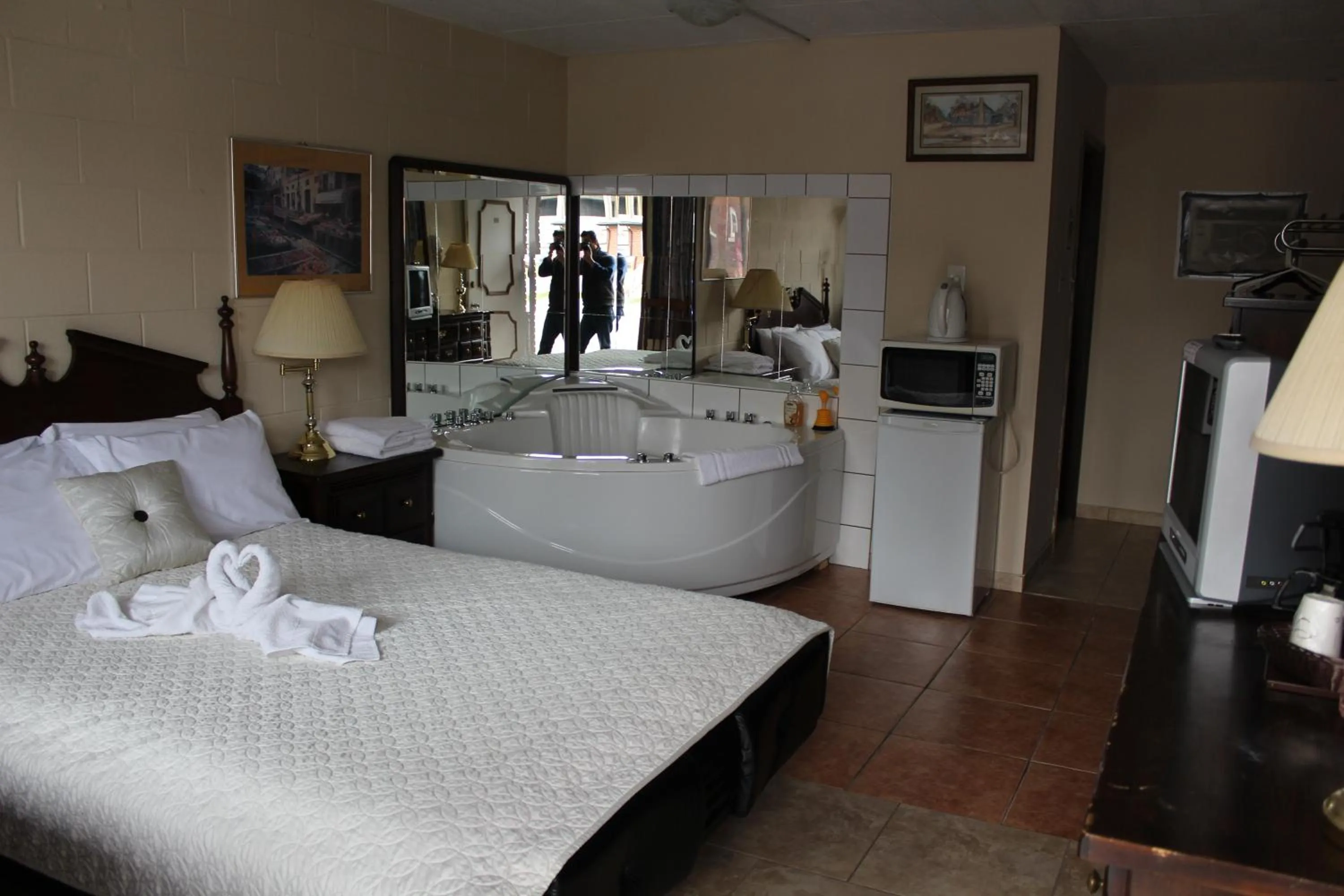 Bedroom, Bed in Ritz Inn Niagara