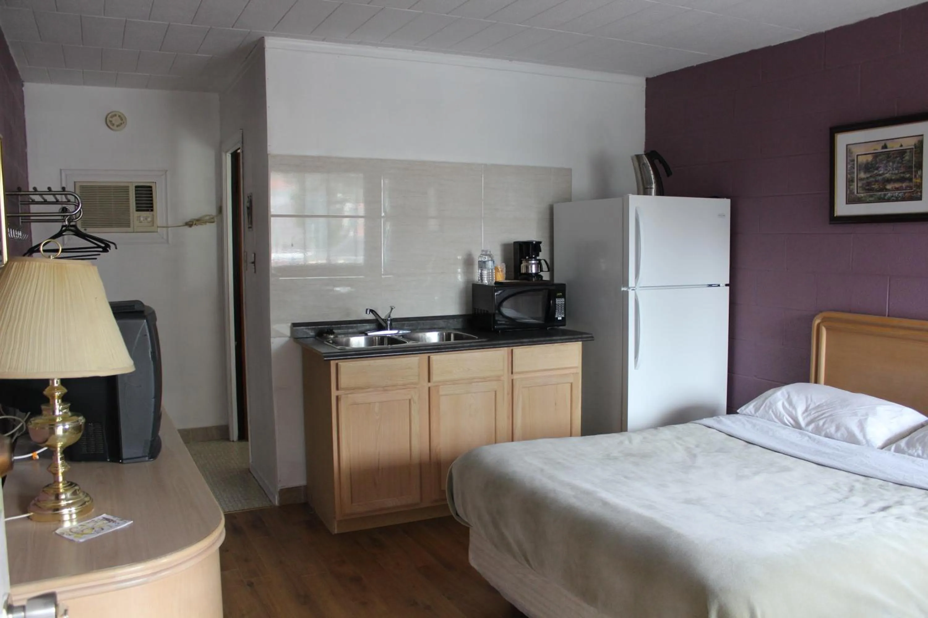 Photo of the whole room, Bed in Ritz Inn Niagara