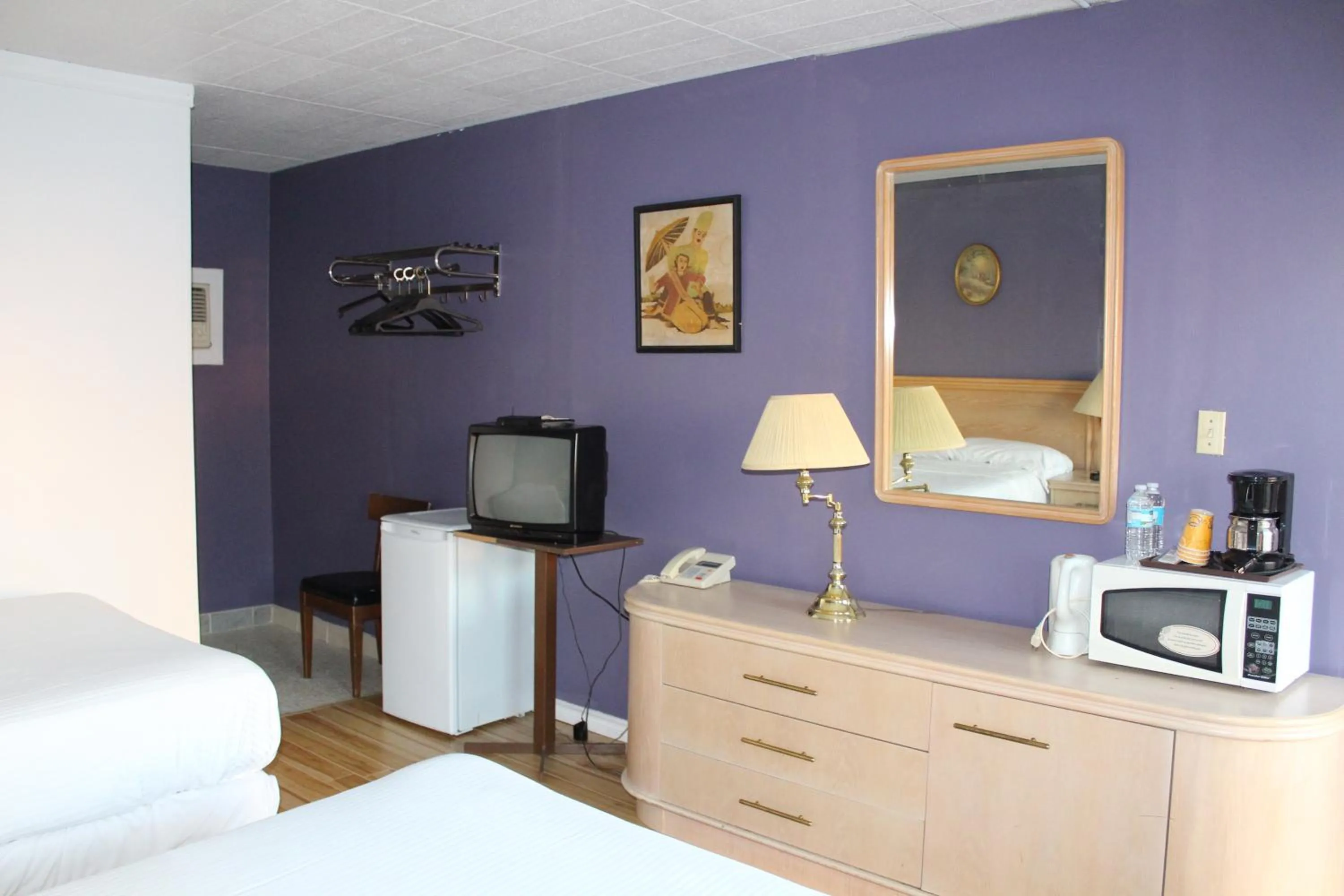 Seating area, Bed in Ritz Inn Niagara