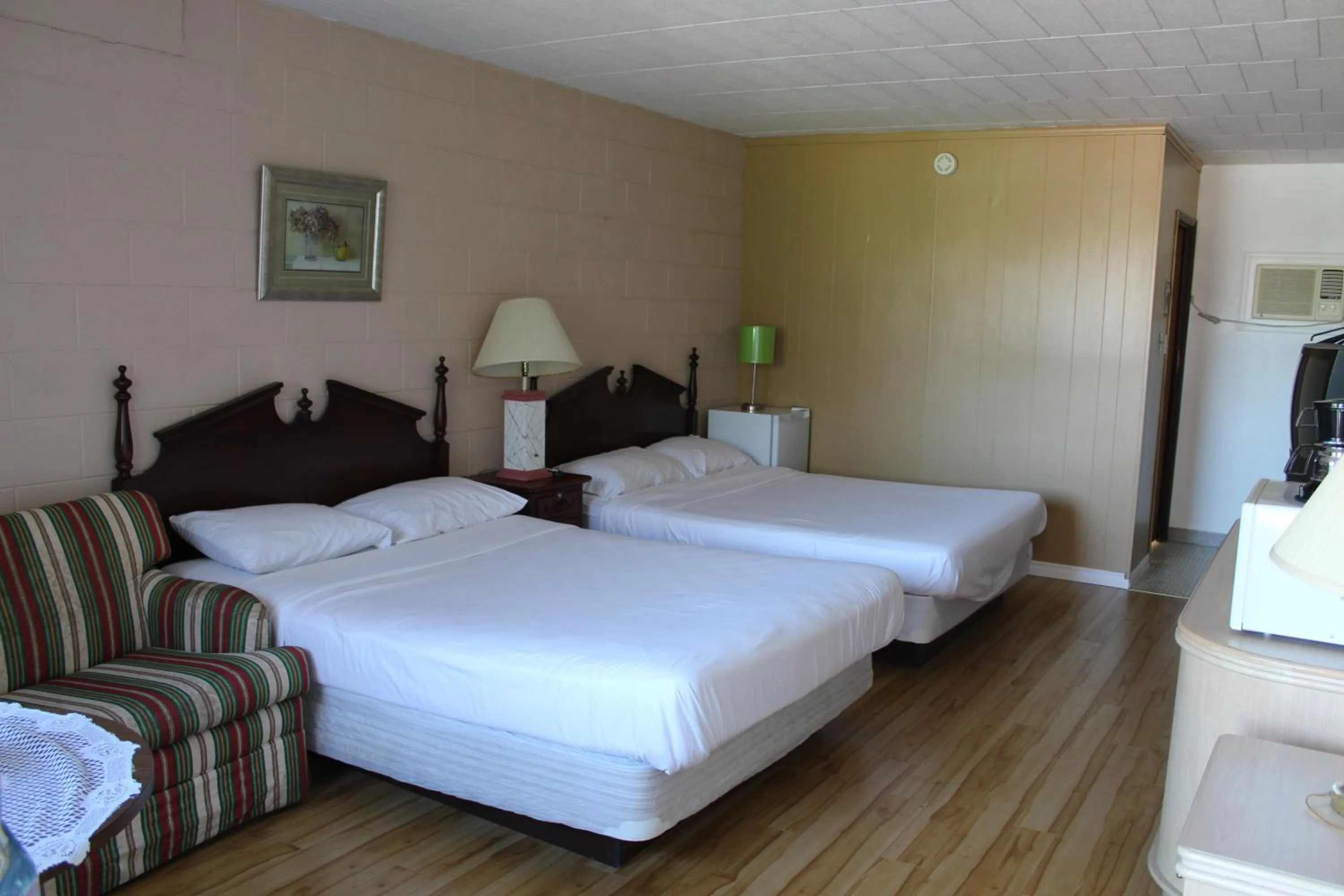 Photo of the whole room, Bed in Ritz Inn Niagara