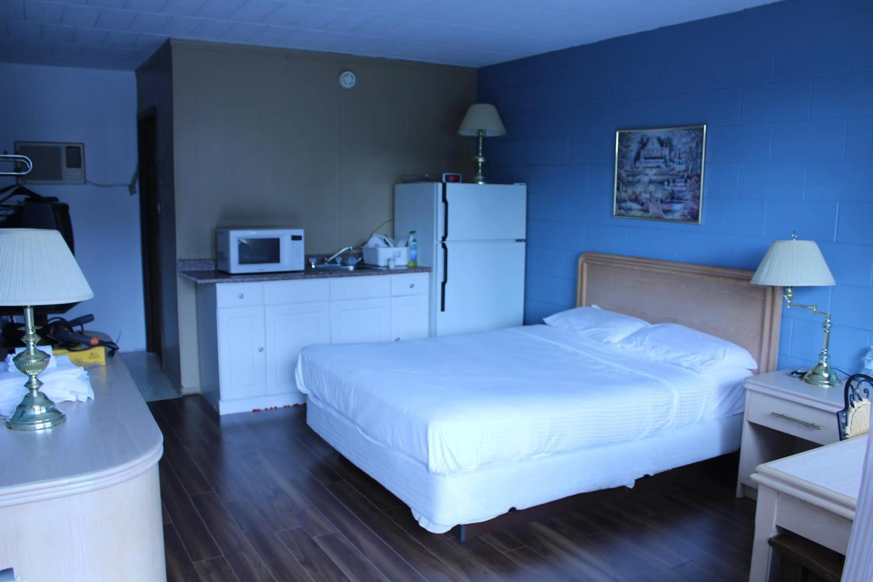 Photo of the whole room, Bed in Ritz Inn Niagara