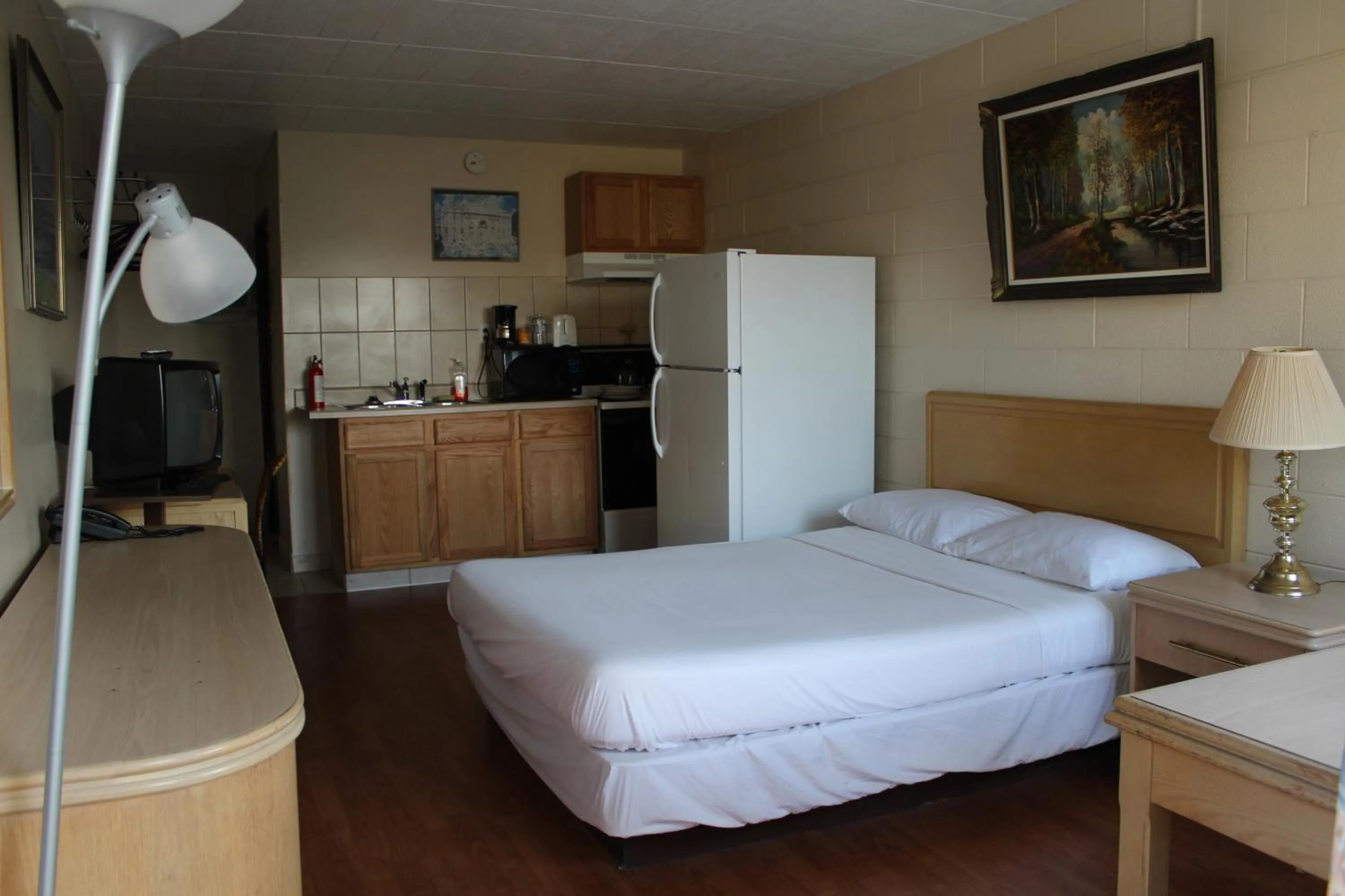 Photo of the whole room, Bed in Ritz Inn Niagara