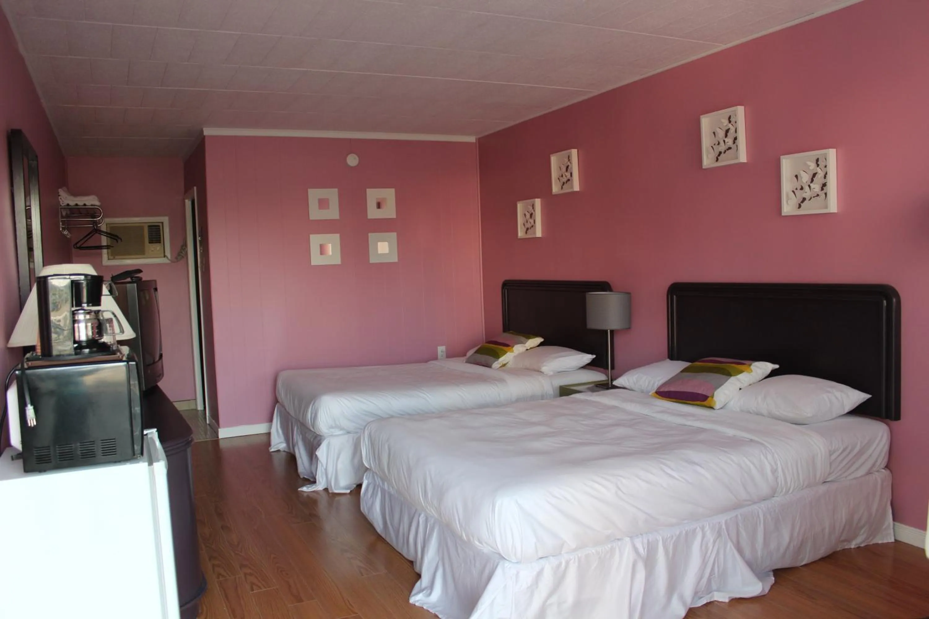 Photo of the whole room, Bed in Ritz Inn Niagara