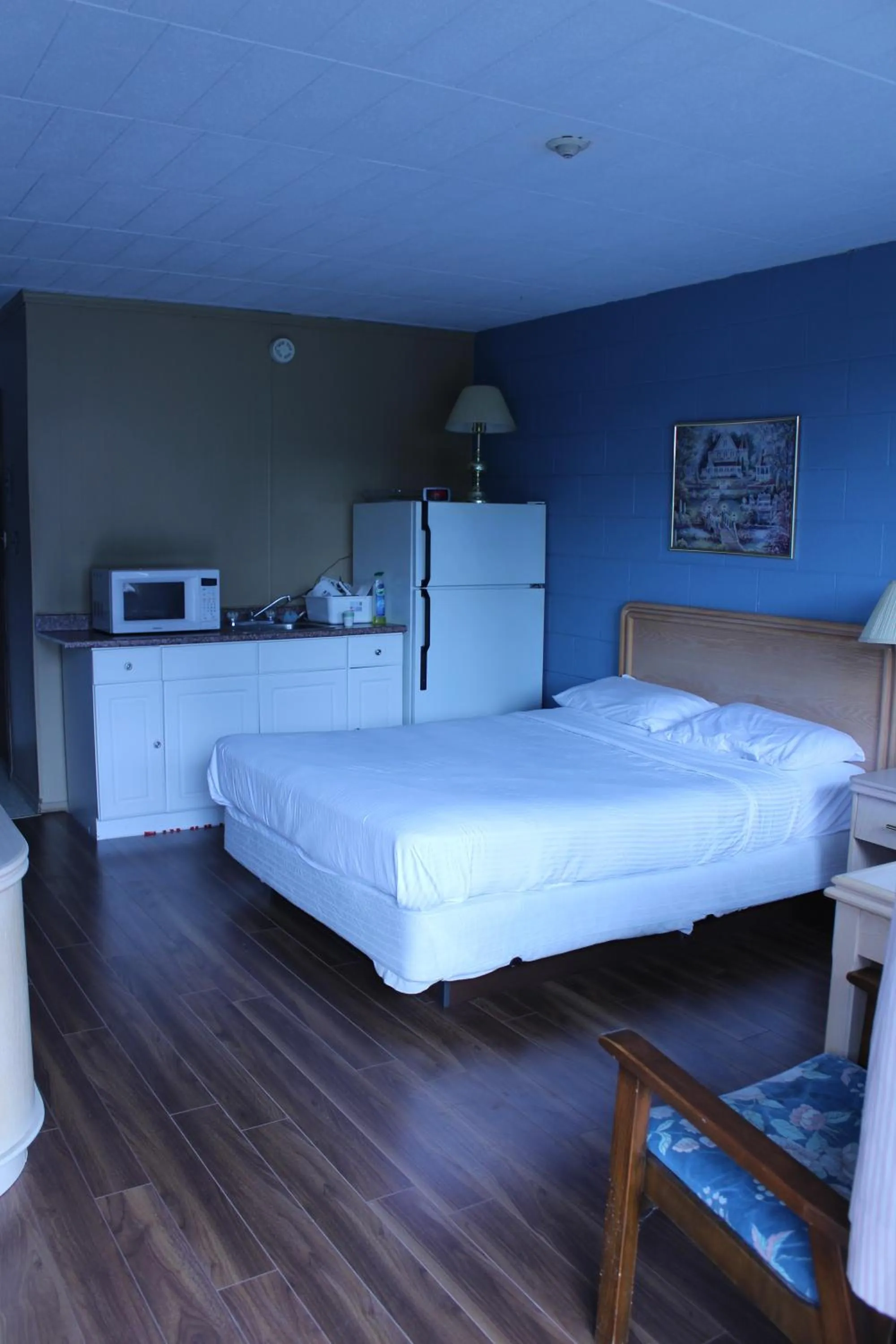 Photo of the whole room, Bed in Ritz Inn Niagara