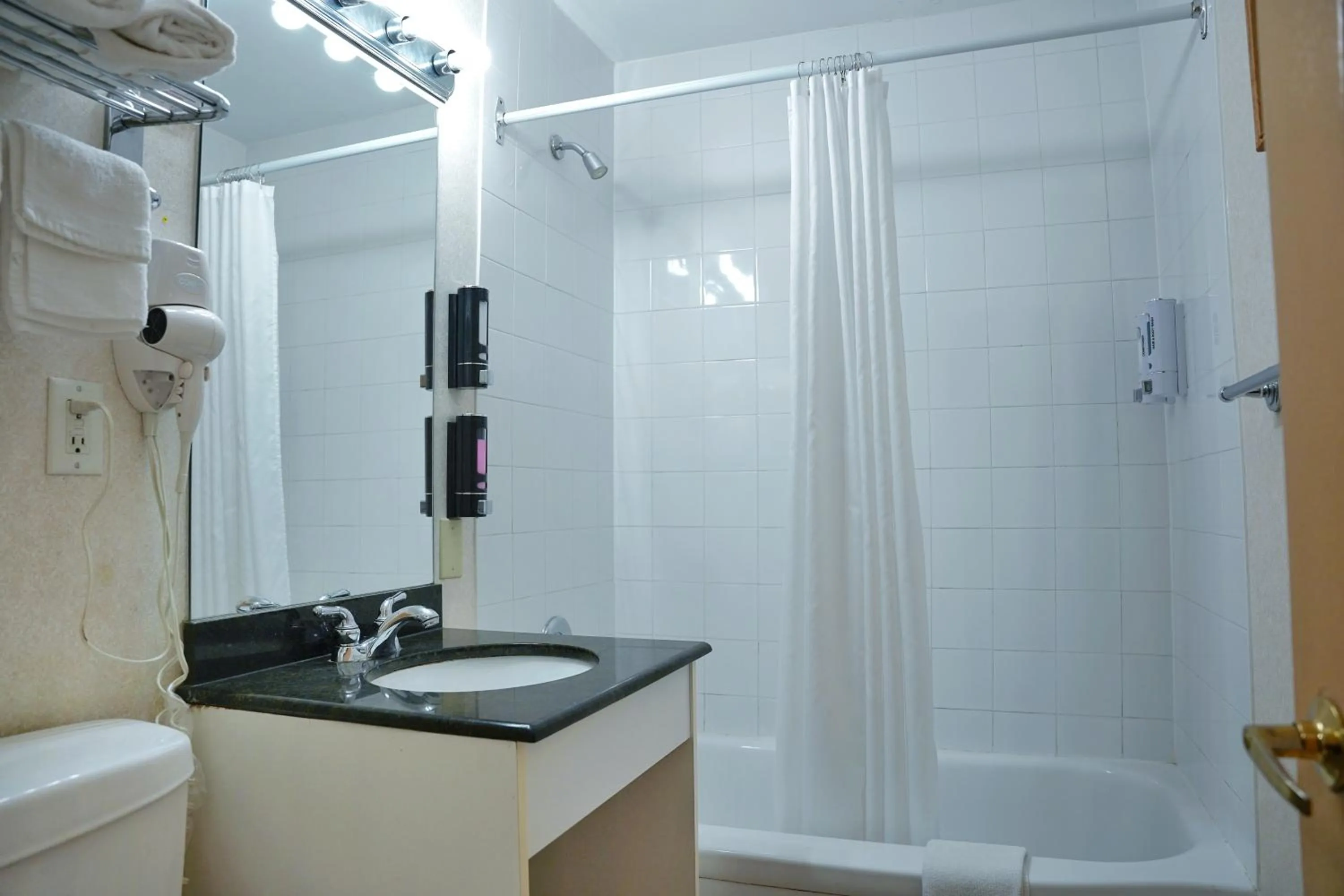 Shower in The Glengate Hotel & Suites