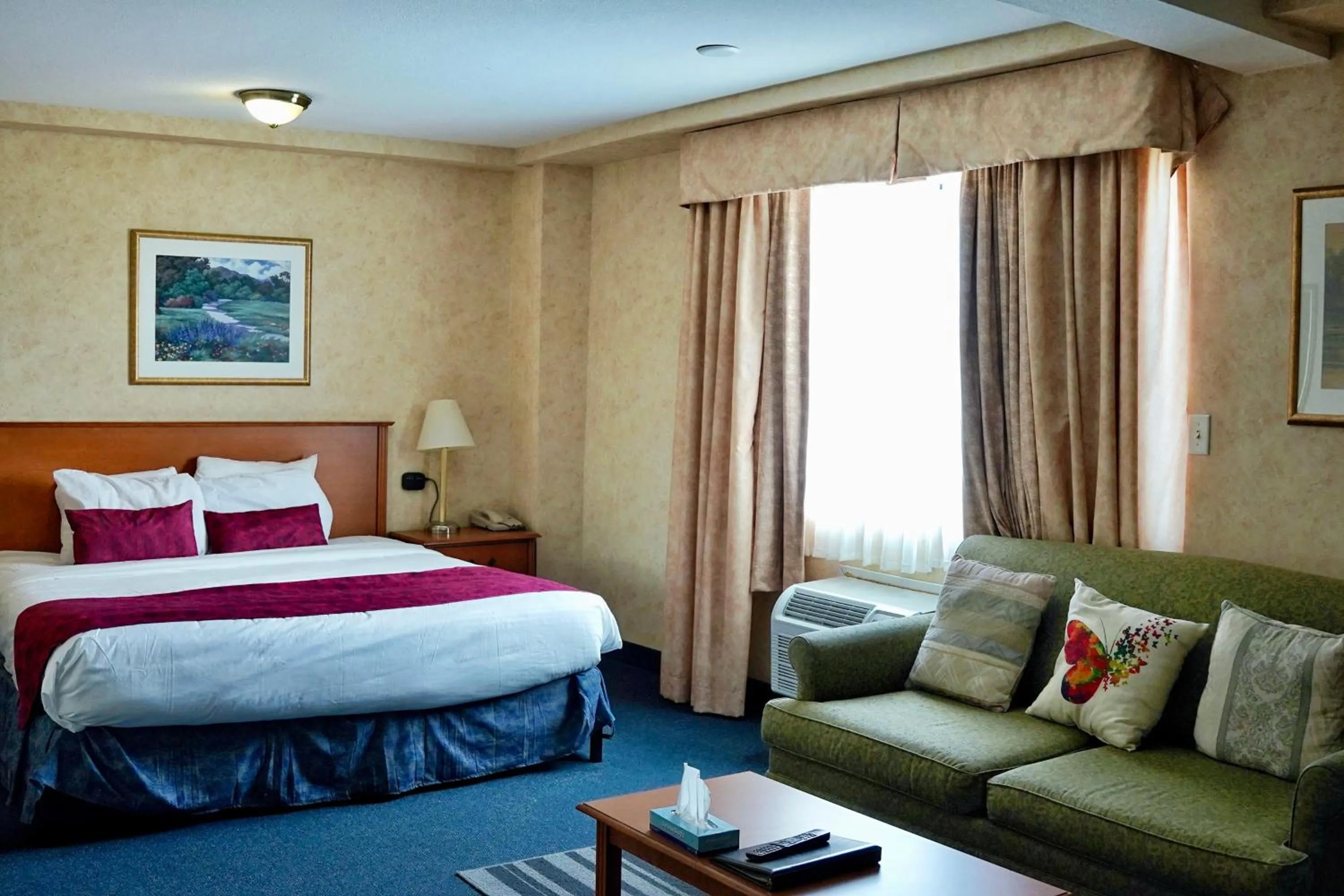 Bed in The Glengate Hotel & Suites