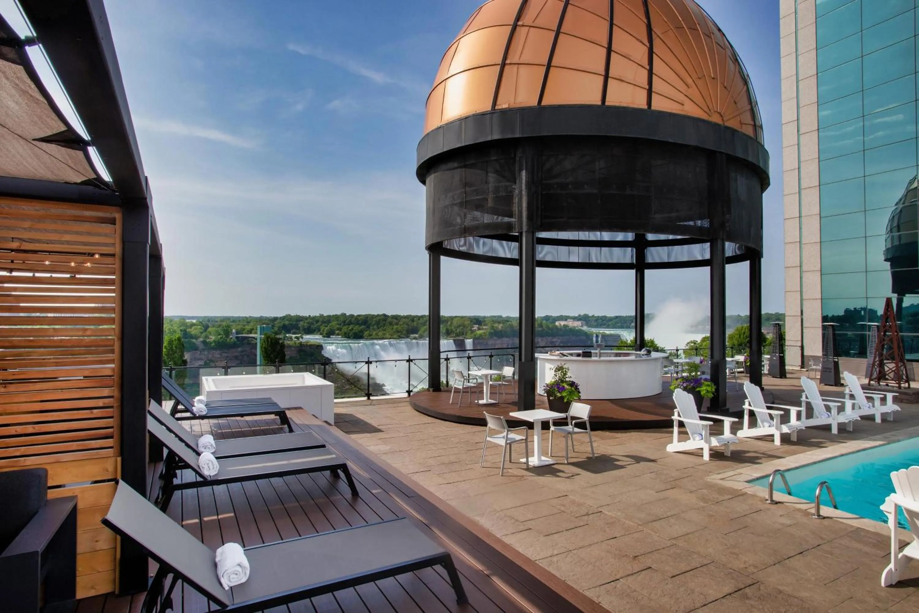 Swimming pool in Sheraton Fallsview Hotel