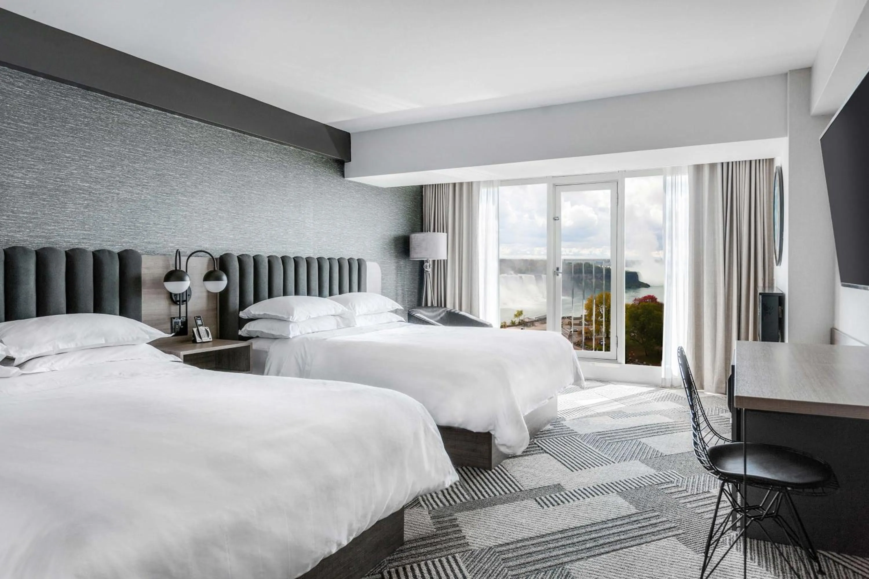 Photo of the whole room, Bed in Sheraton Fallsview Hotel