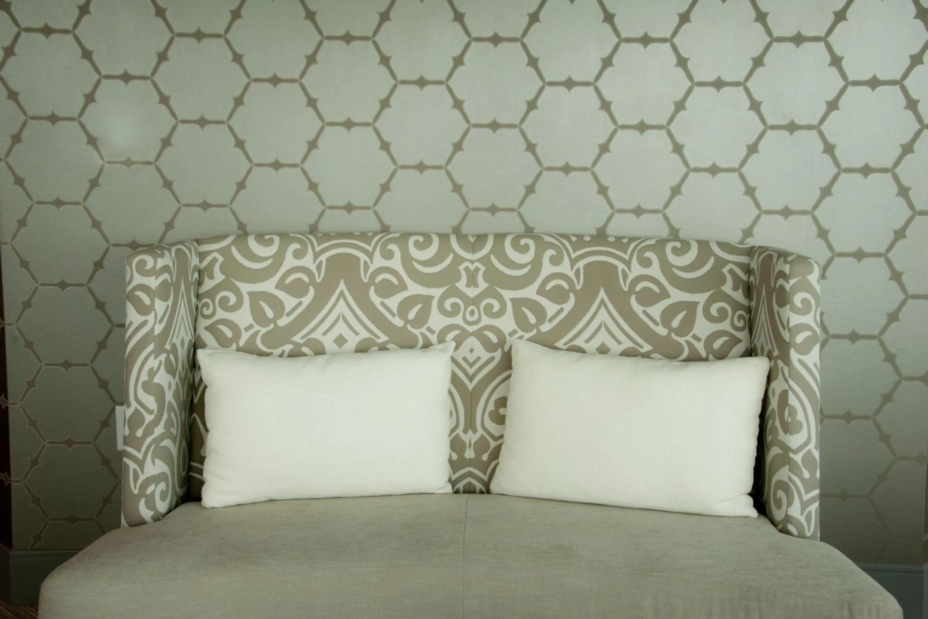 Lounge or bar, Bed in Sheraton Fallsview Hotel