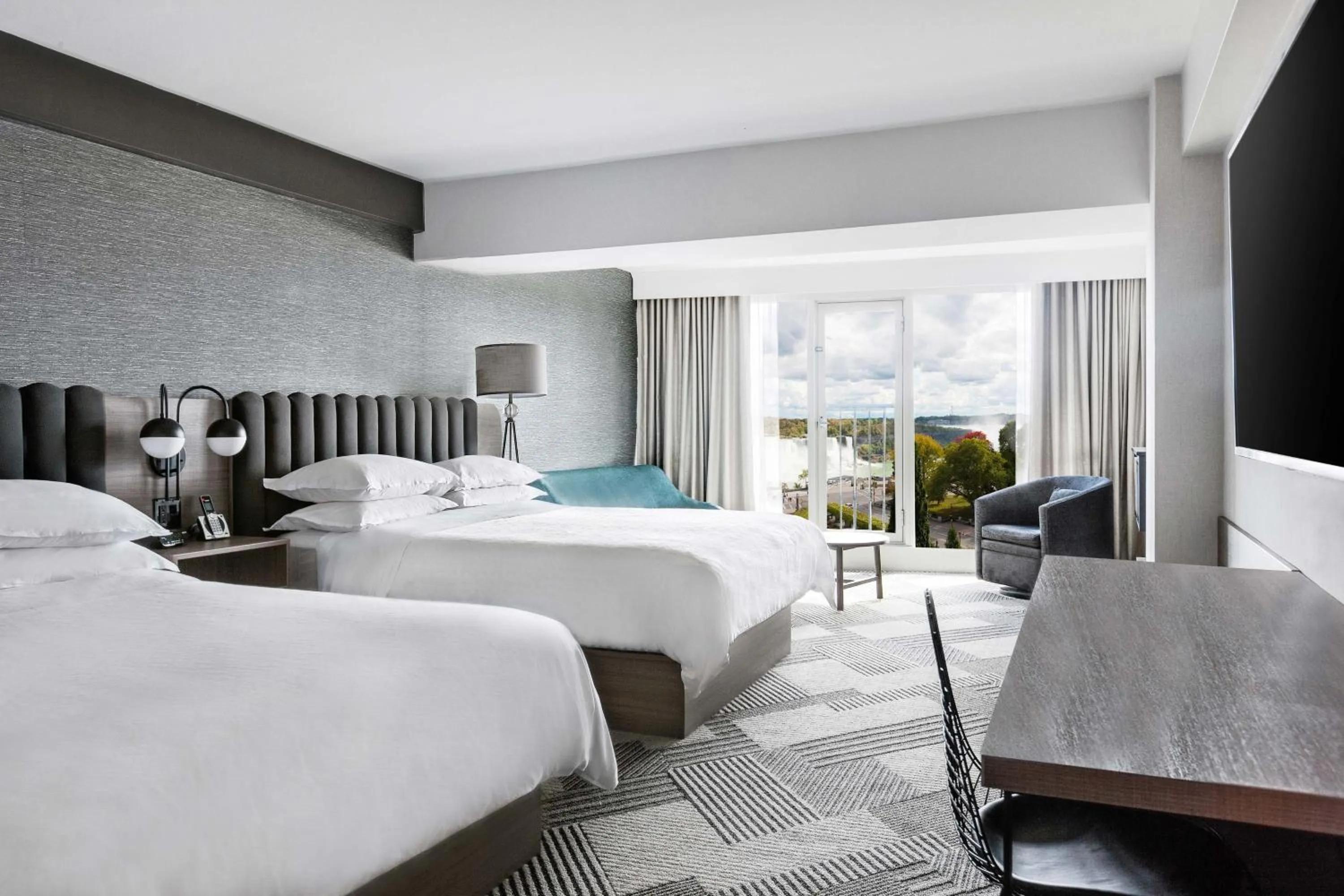 Photo of the whole room, Bed in Sheraton Fallsview Hotel