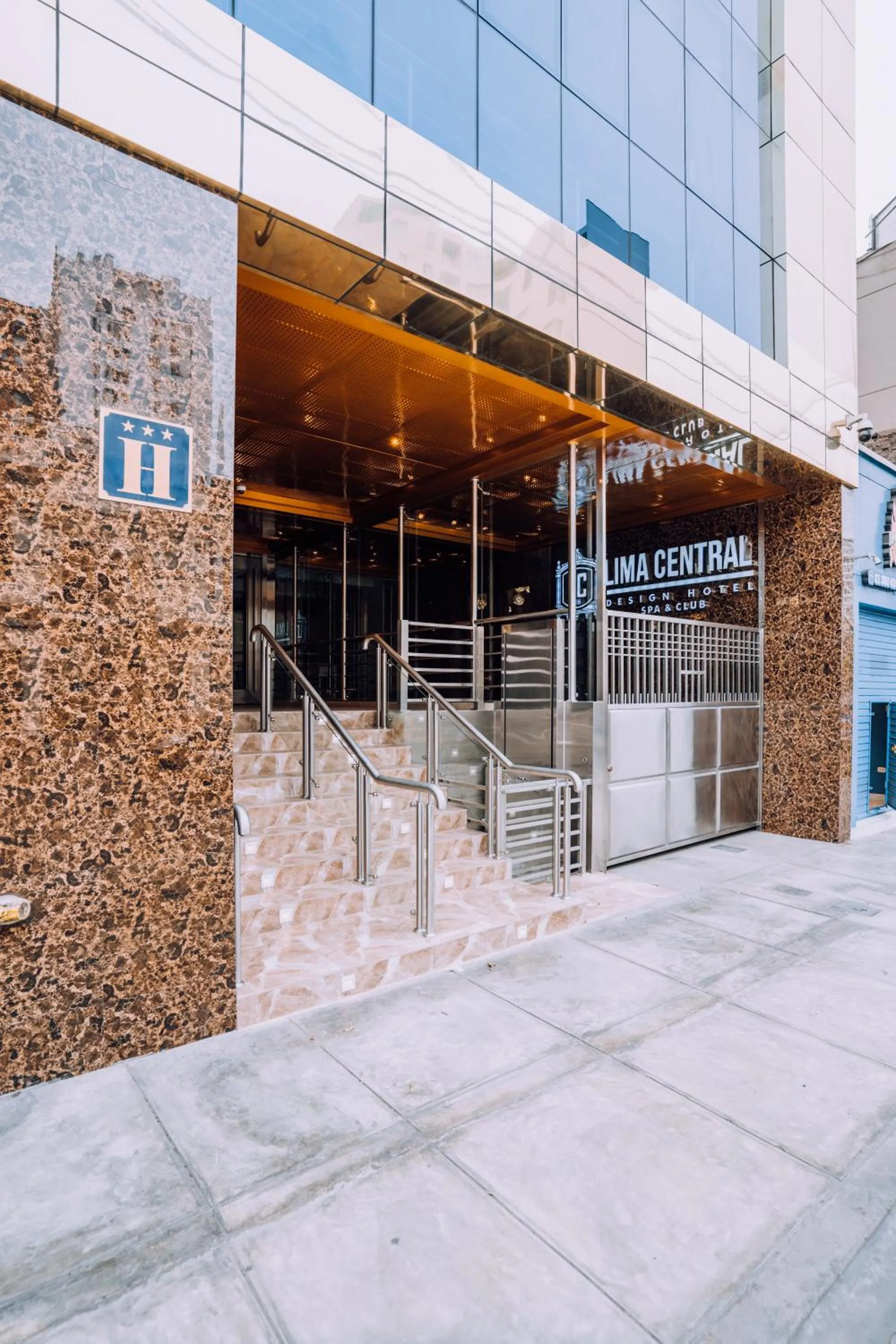 Facade/entrance in Lima Central Design Hotel Spa & Club