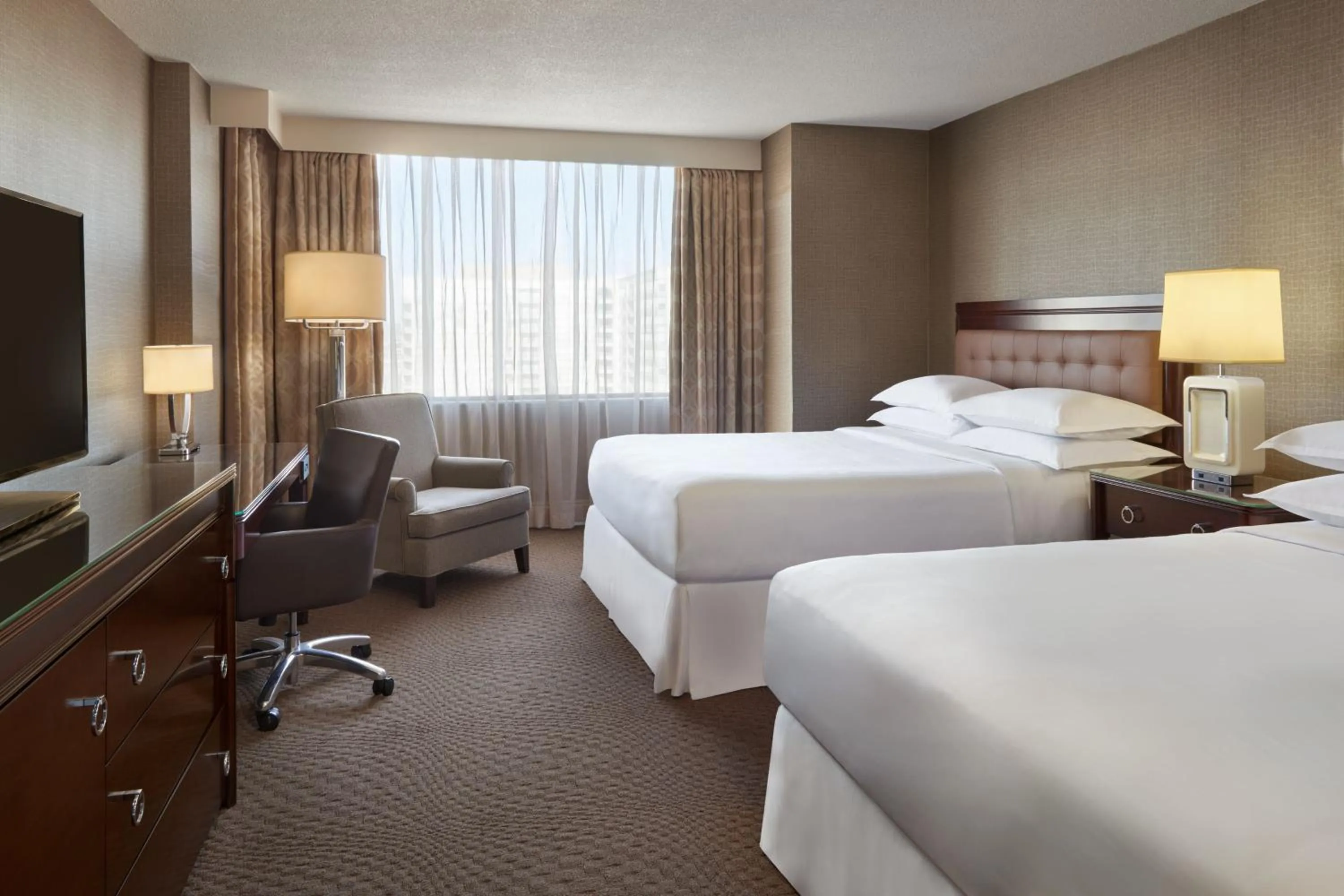 Photo of the whole room, Bed in Sheraton Parkway Toronto North Hotel & Suites