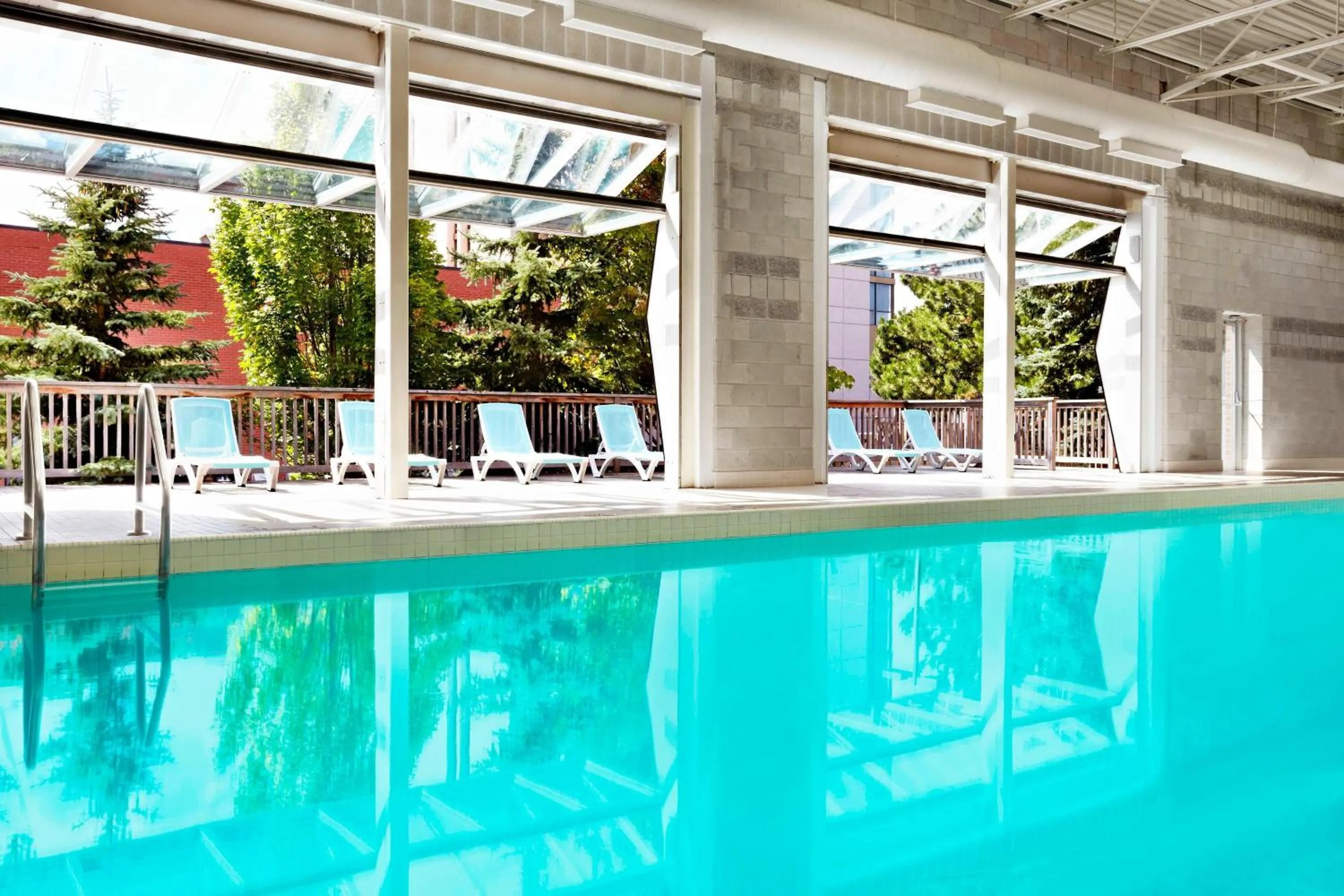 Swimming pool in Sheraton Parkway Toronto North Hotel & Suites