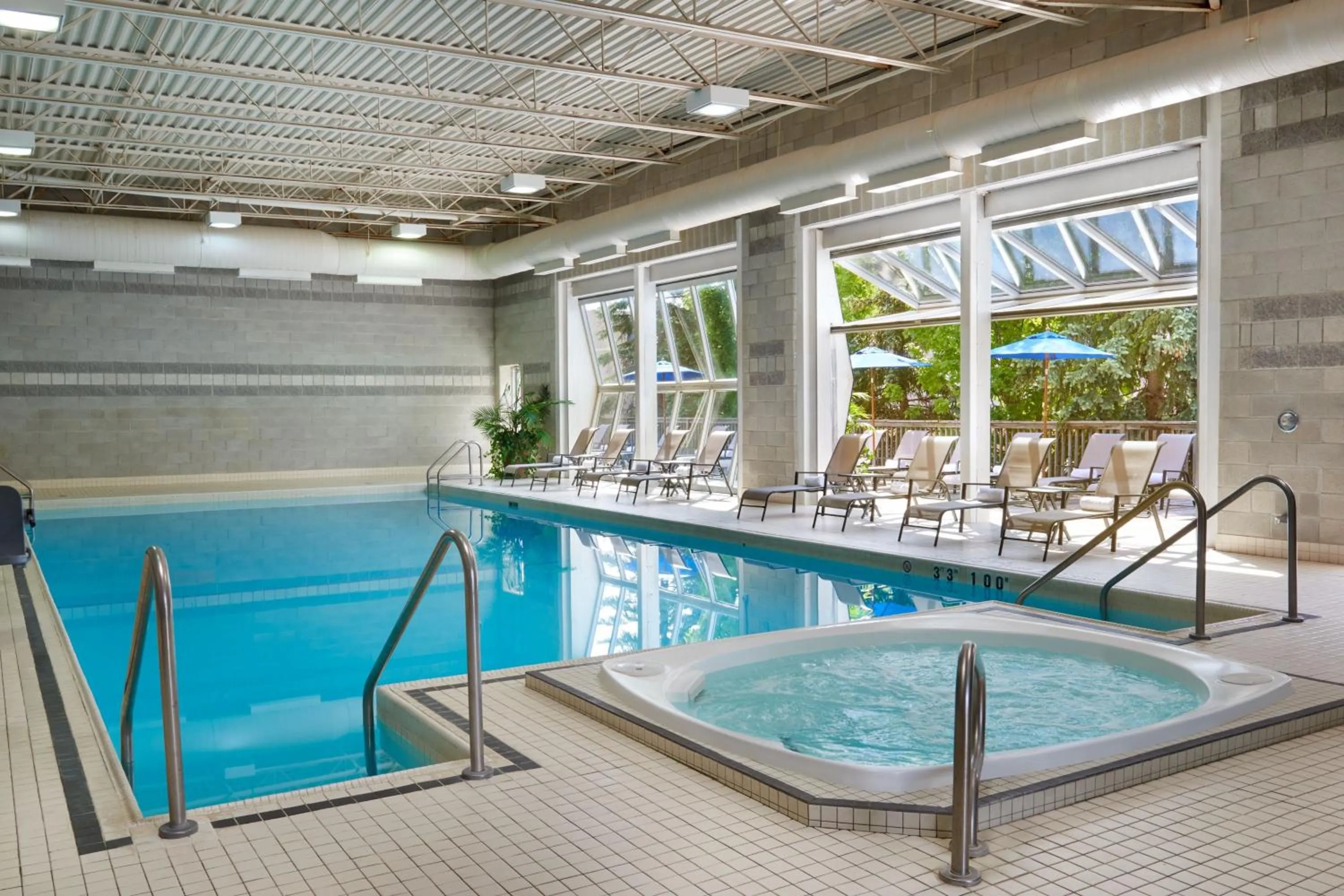 Swimming pool in Sheraton Parkway Toronto North Hotel & Suites