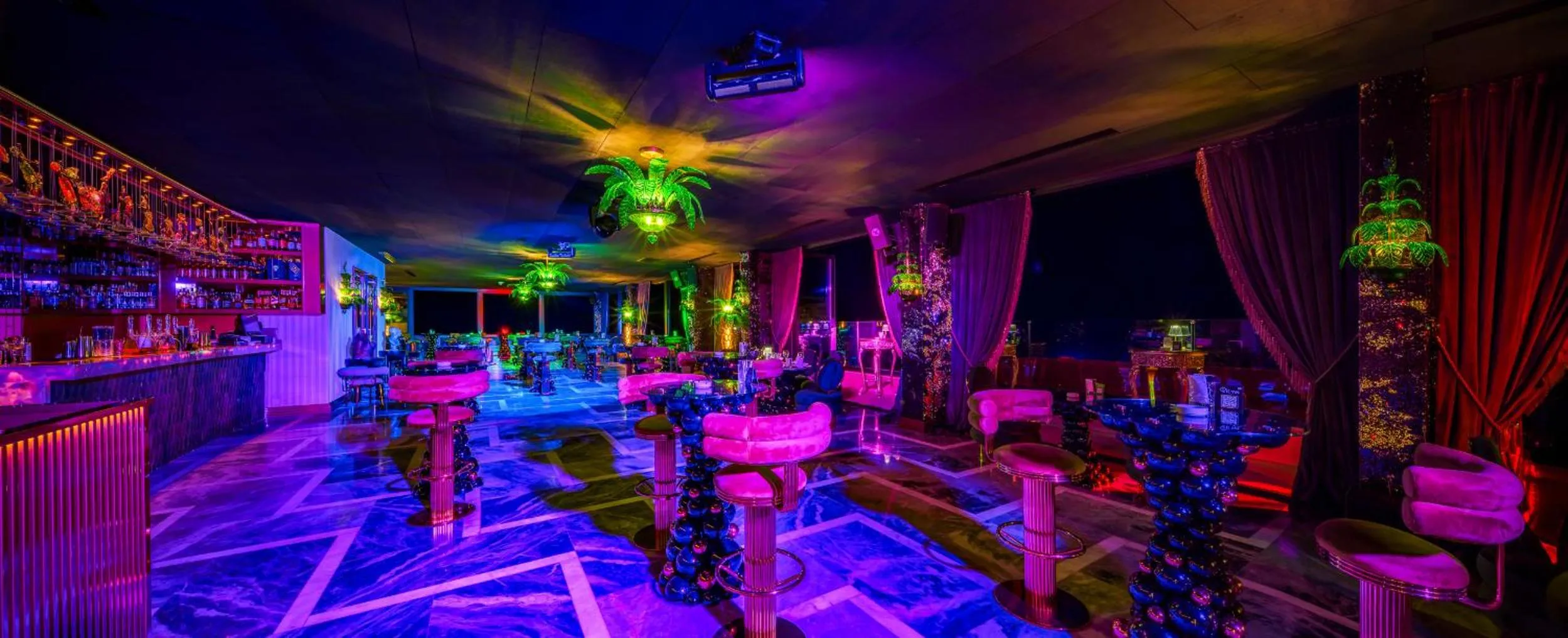 Evening entertainment in Les Ambassadeurs Hotel Casino&Marina