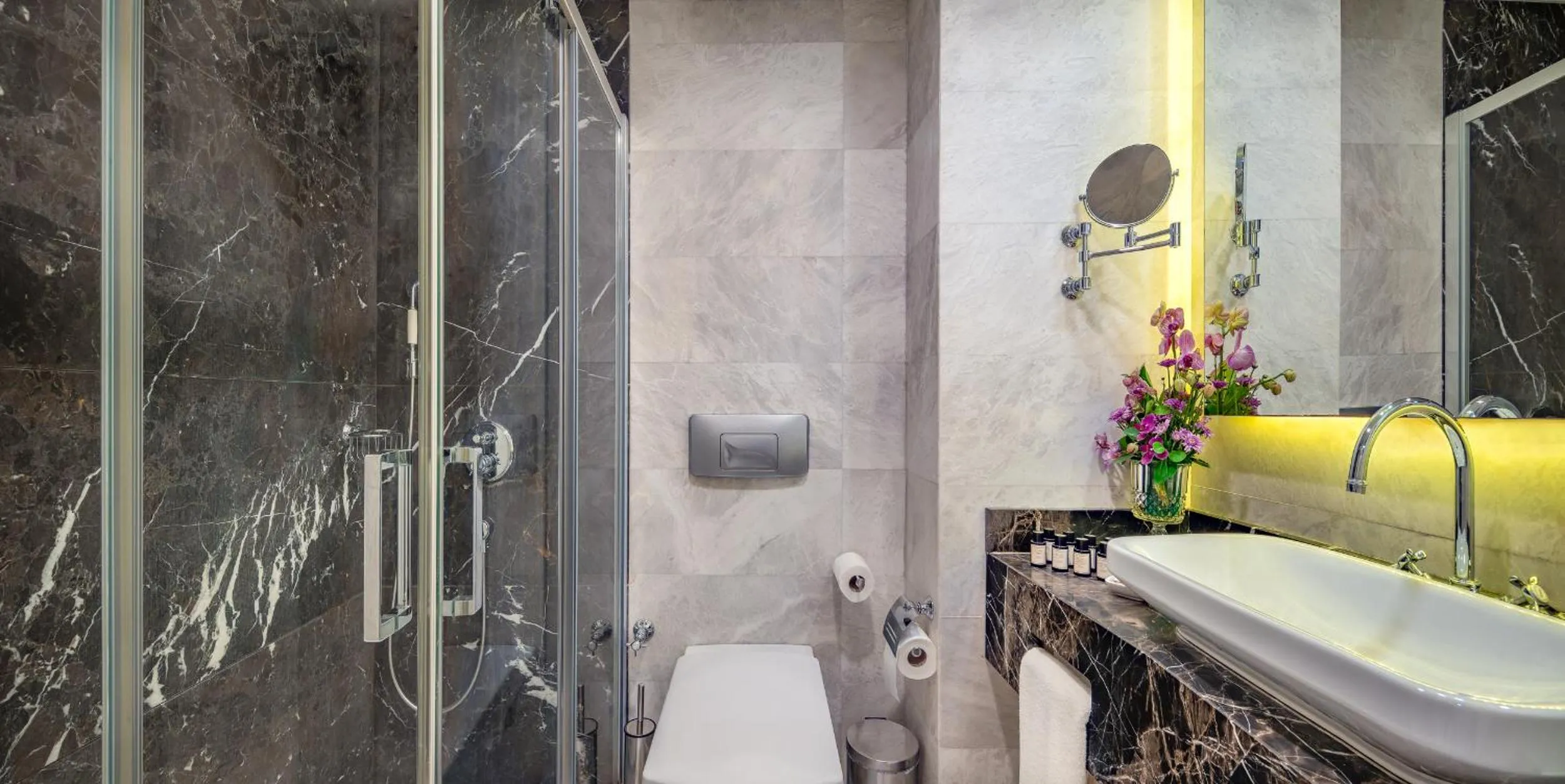 Shower in Les Ambassadeurs Hotel Casino&Marina