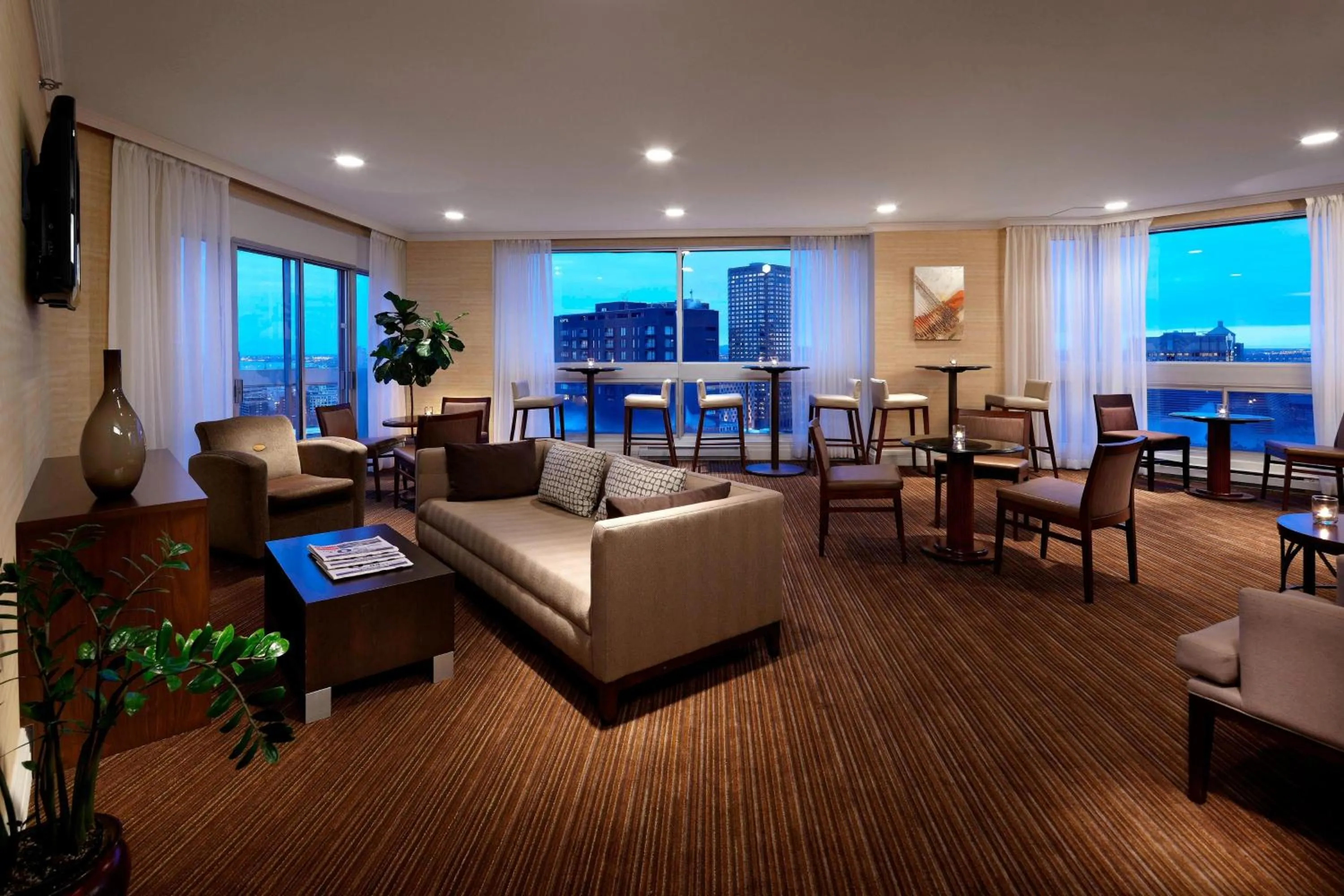 Lounge or bar in Delta Hotels by Marriott Montreal