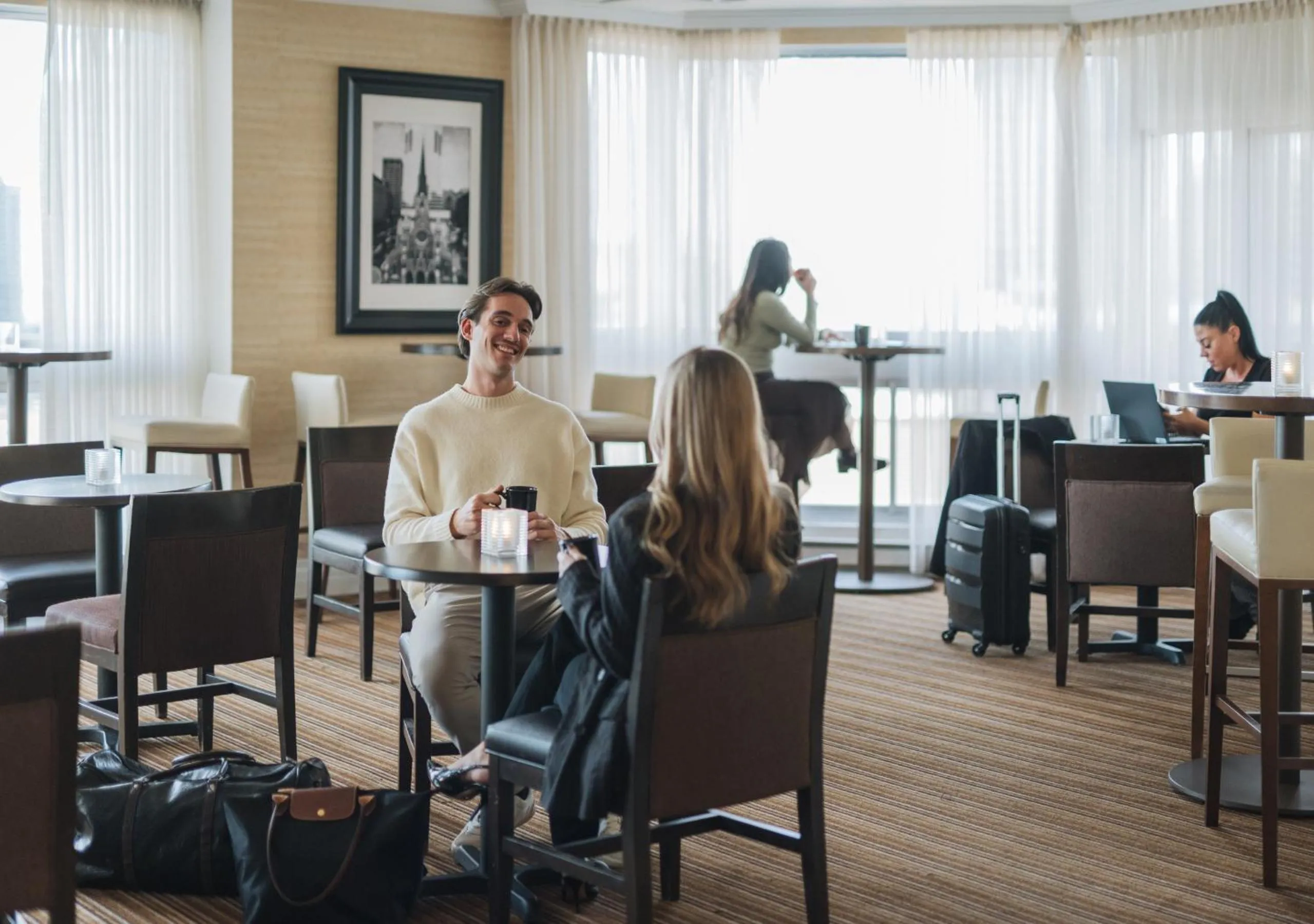 Lounge or bar in Delta Hotels by Marriott Montreal