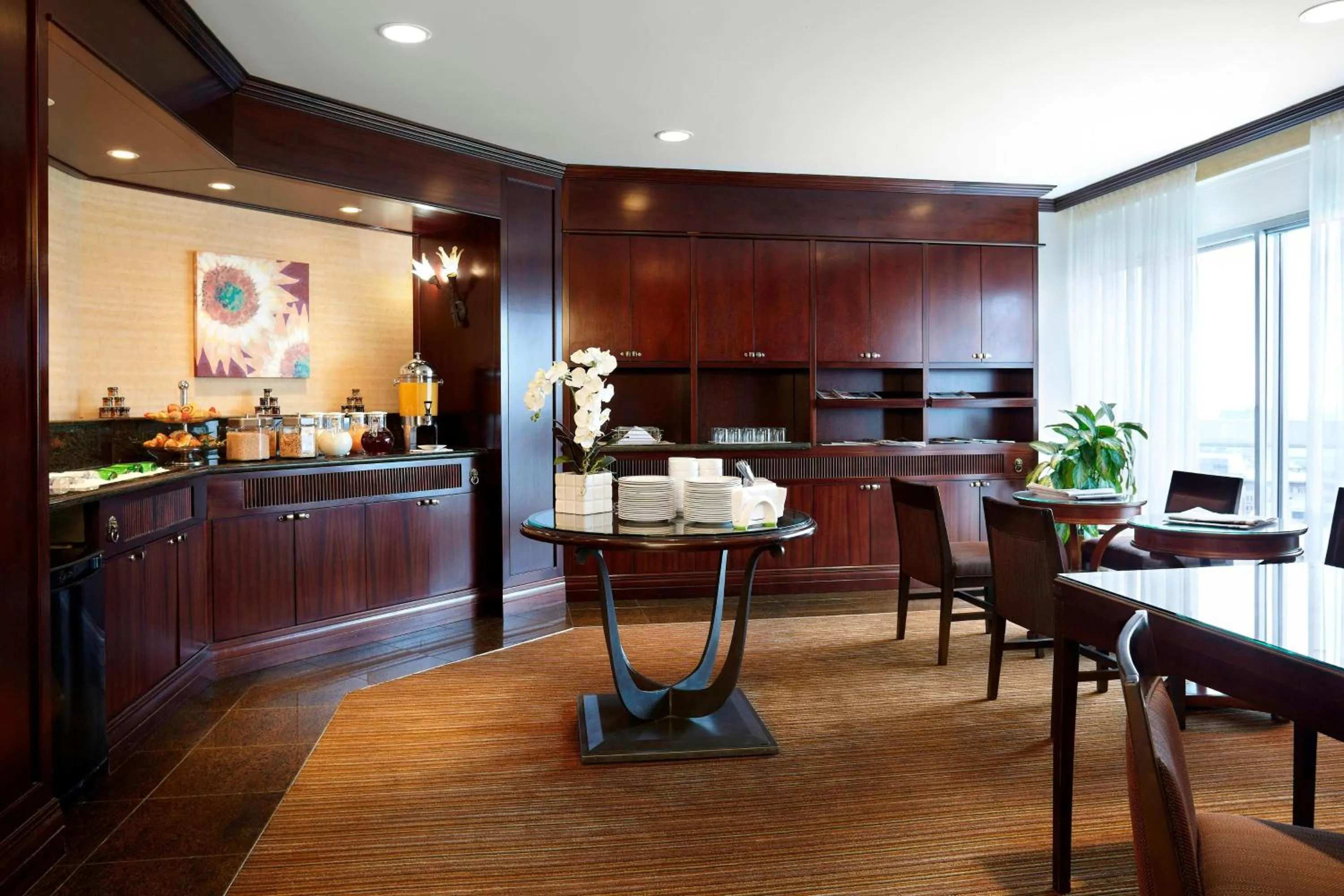 Lounge or bar in Delta Hotels by Marriott Montreal