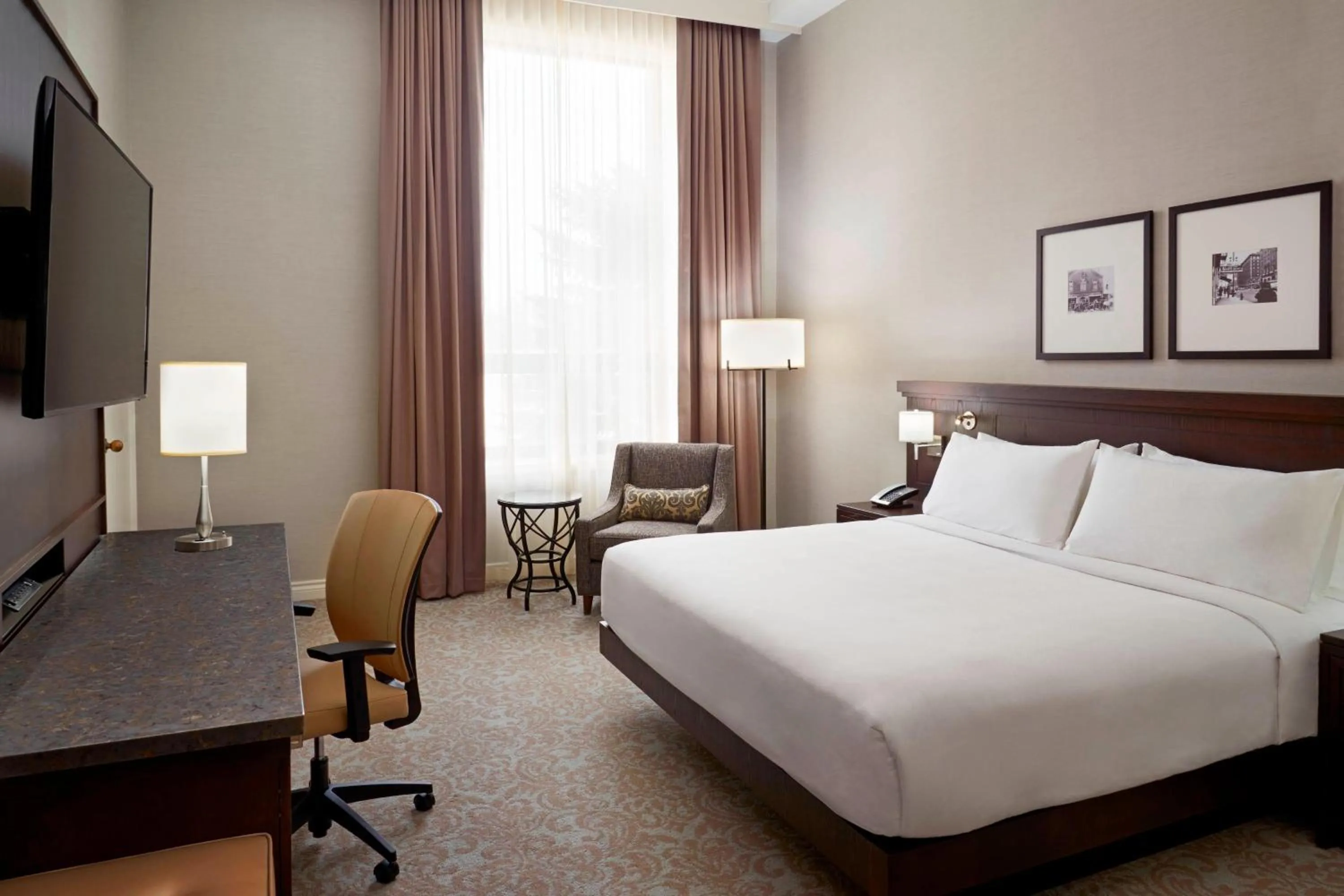 Photo of the whole room, Bed in Delta Hotels by Marriott London Armouries