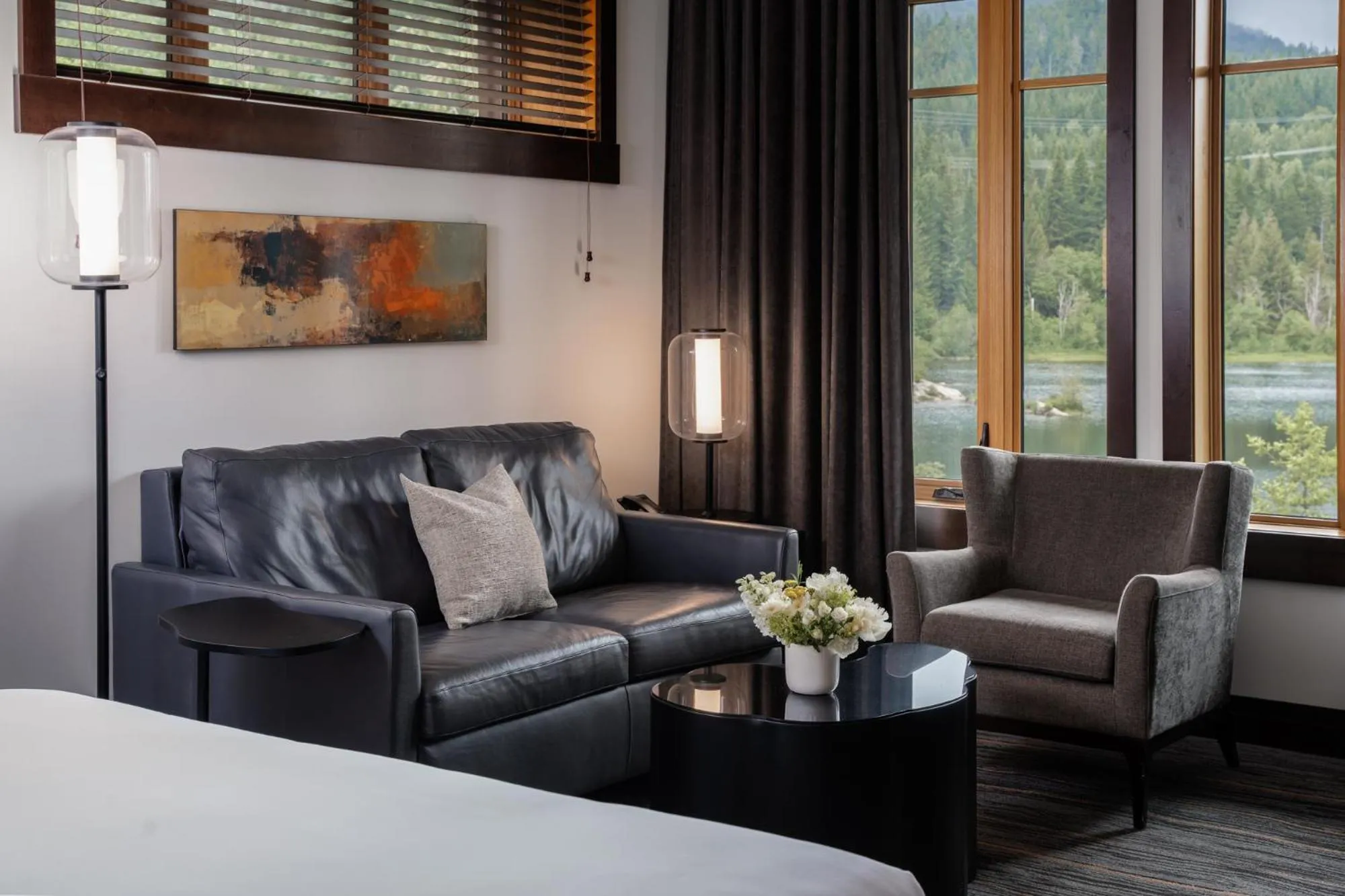 Living room, Bed in Nita Lake Lodge