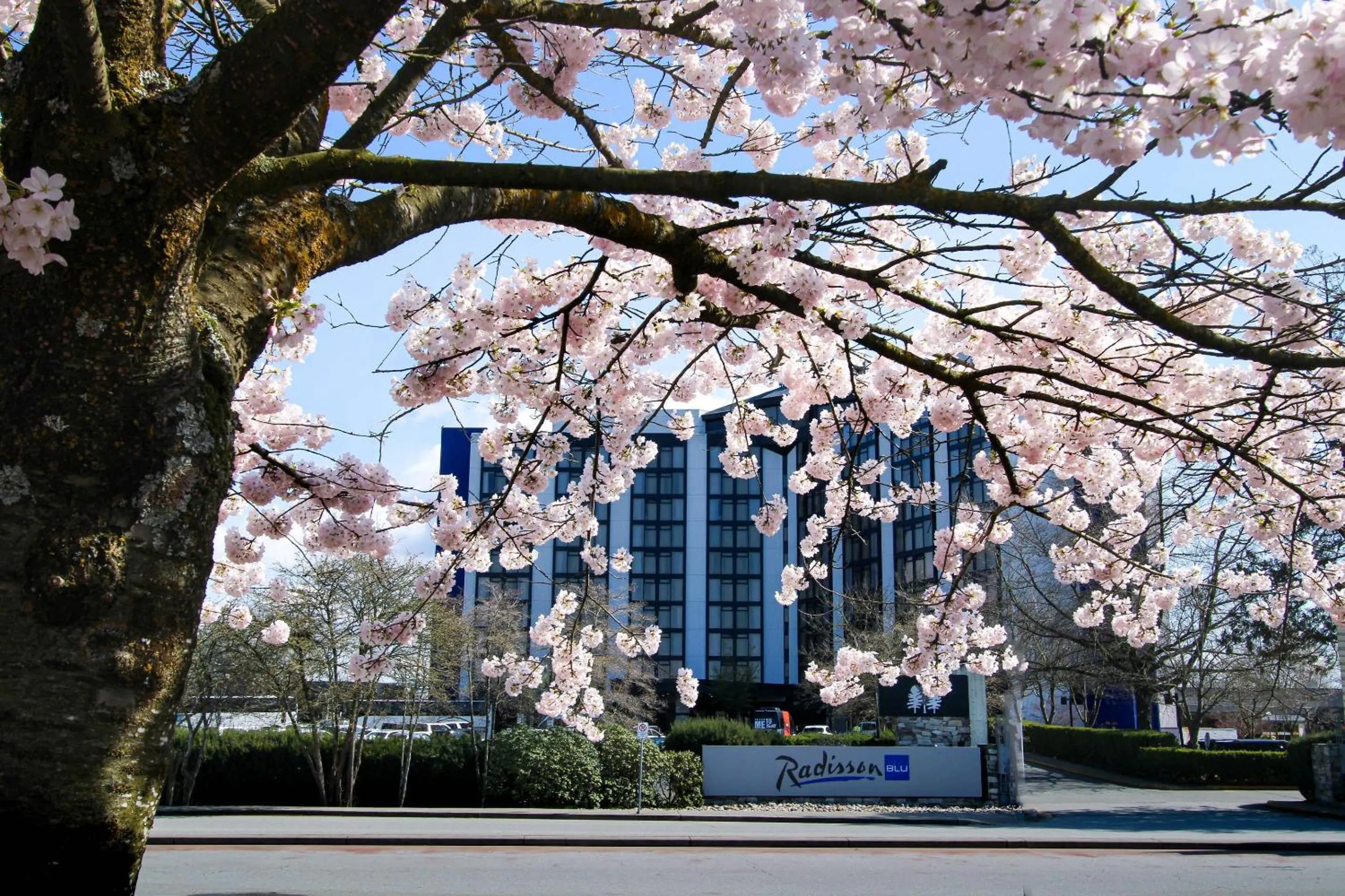 Property building in Radisson Blu Vancouver Airport Hotel & Marina