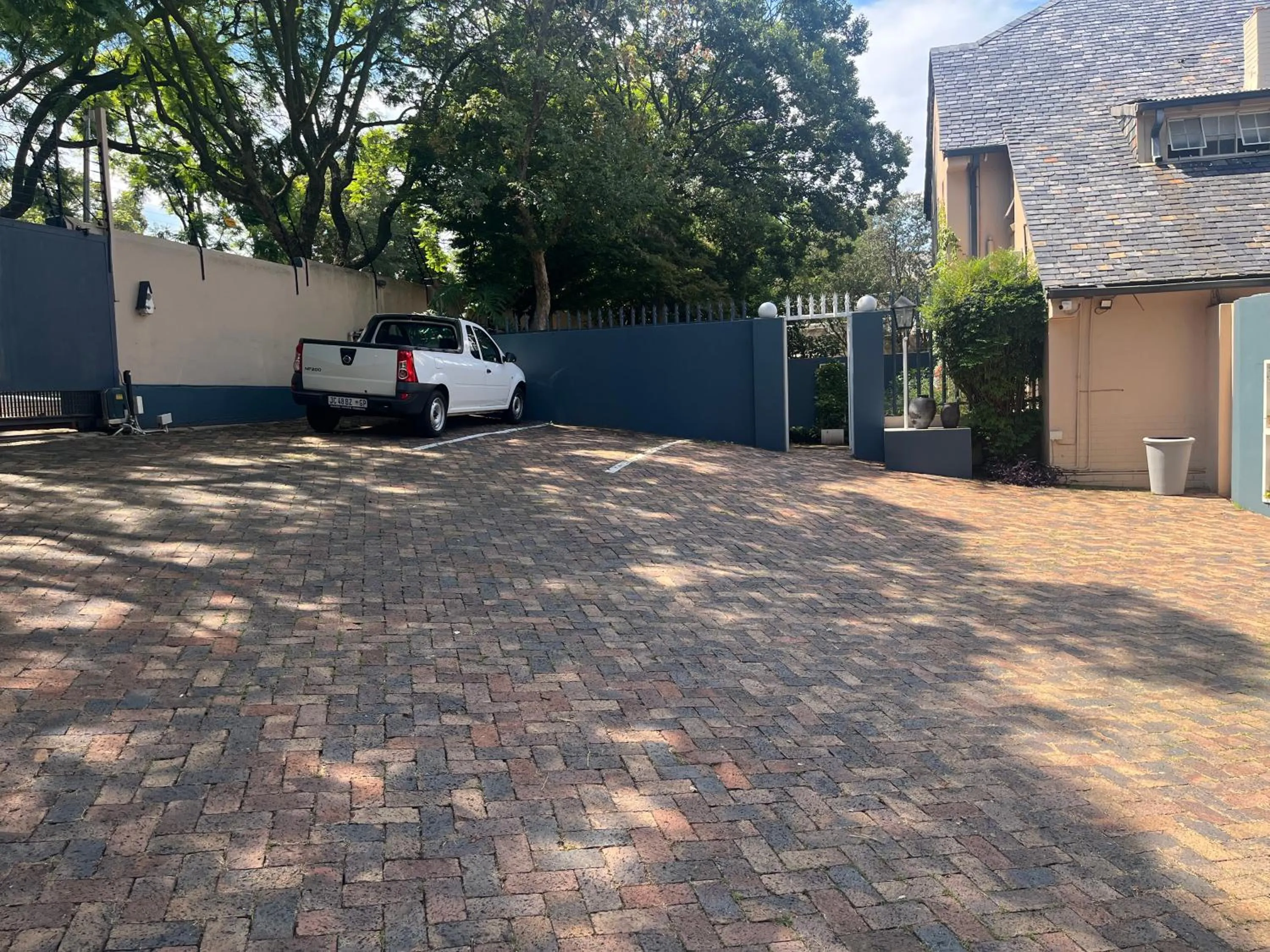 Parking in Emmarentia Guest House