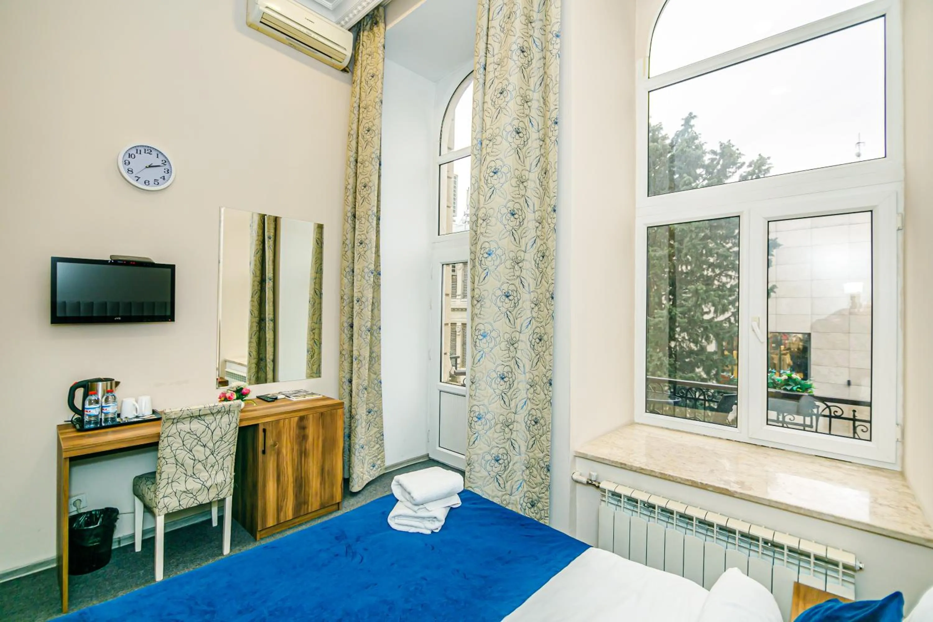 Photo of the whole room in GREEN PARK iNN