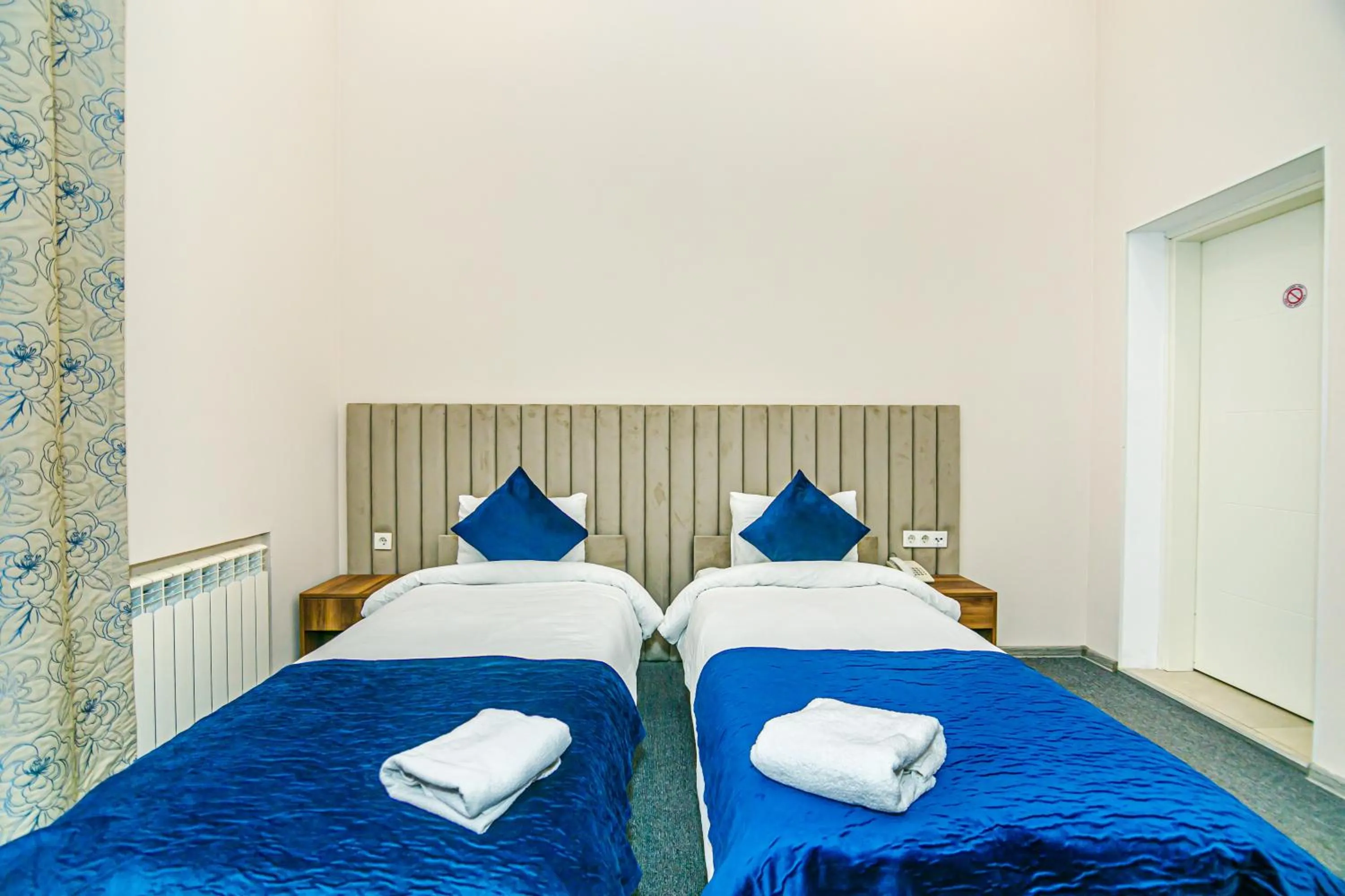 Bed in GREEN PARK iNN