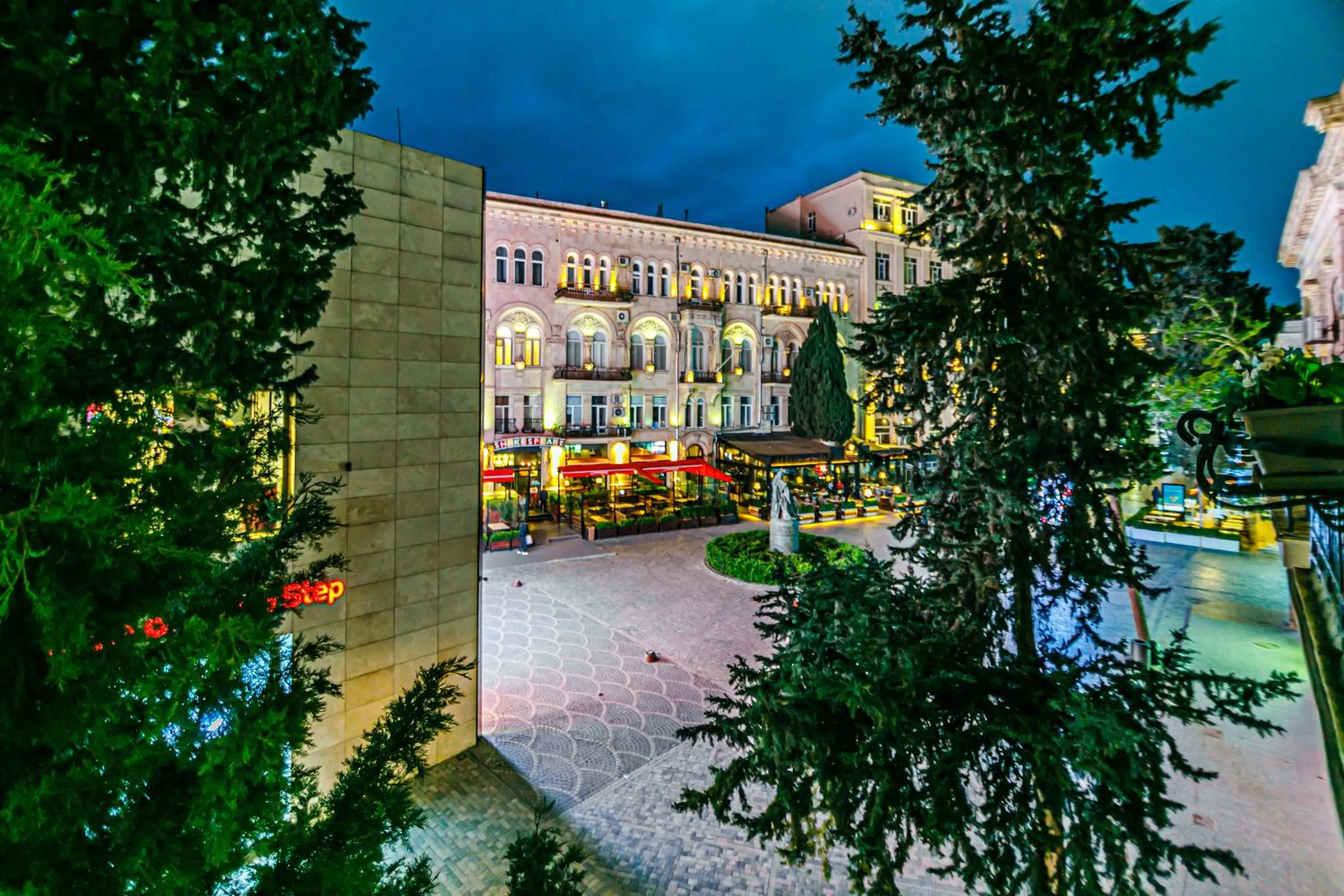 Night in GREEN PARK iNN