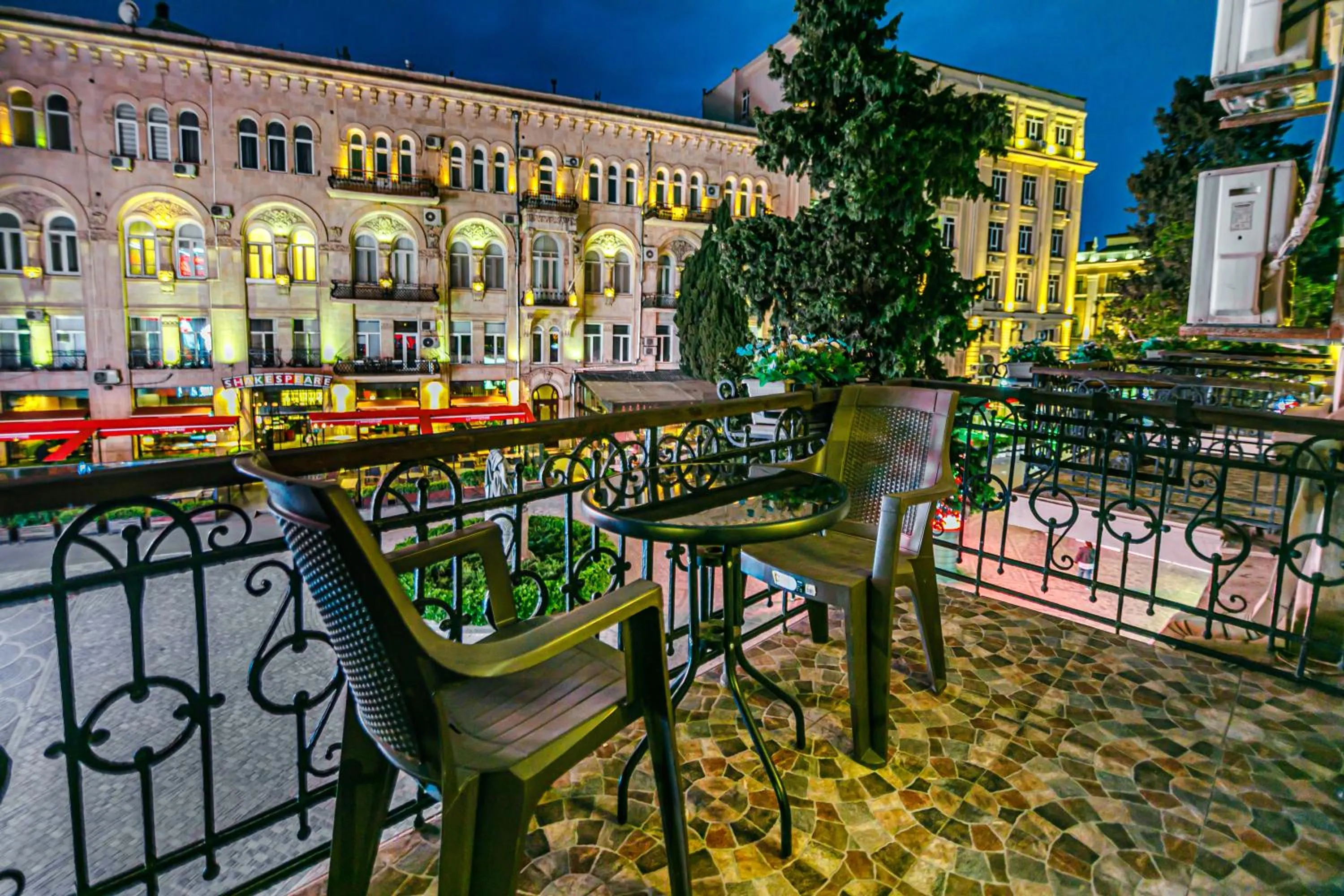 Night in GREEN PARK iNN